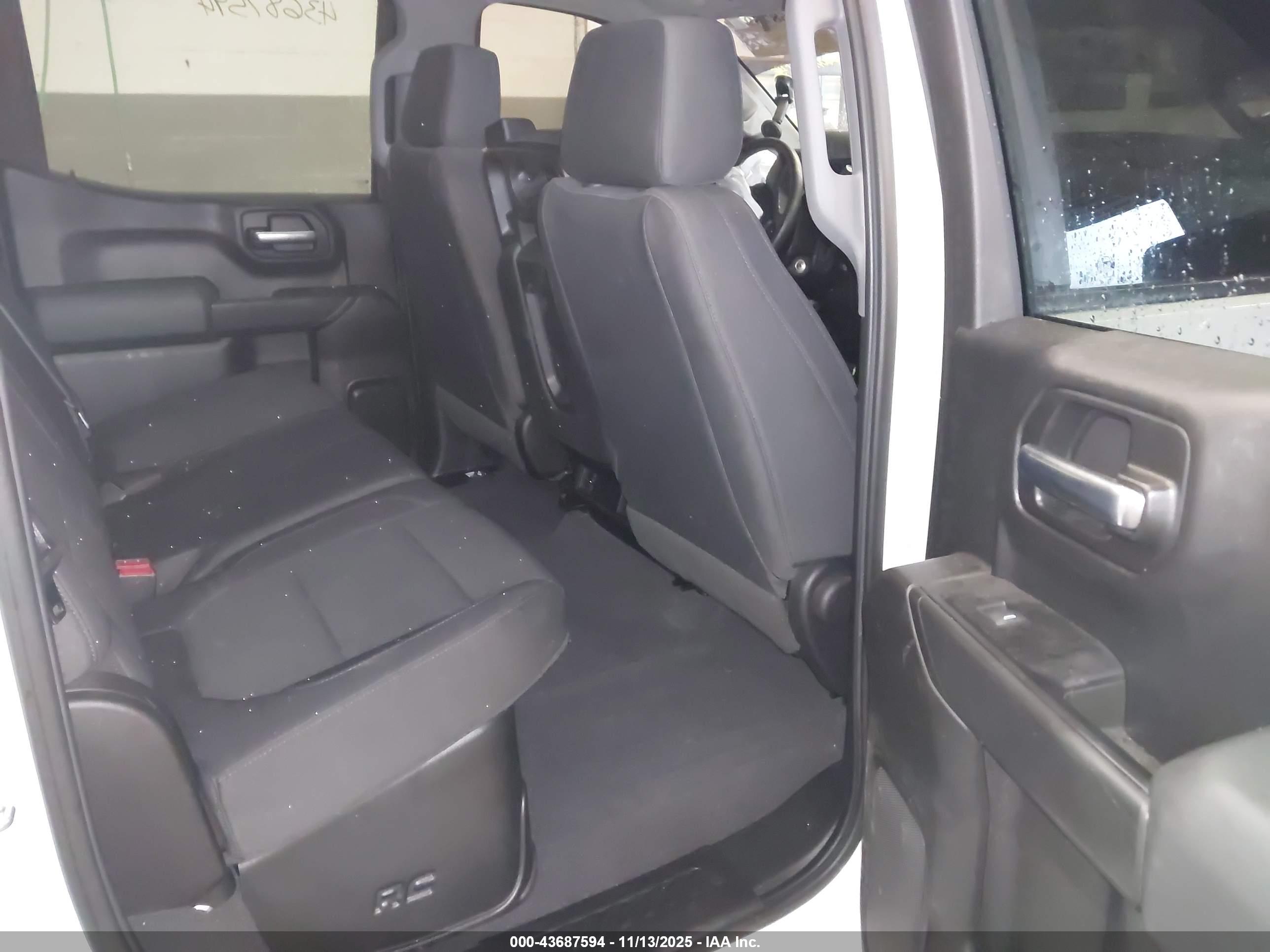 CHEVROLET SILVERADO image 8
