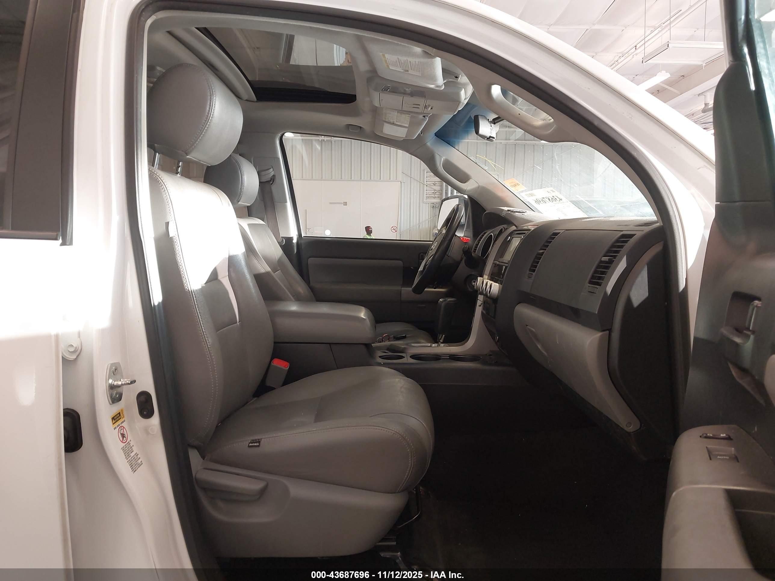 TOYOTA SEQUOIA image 5