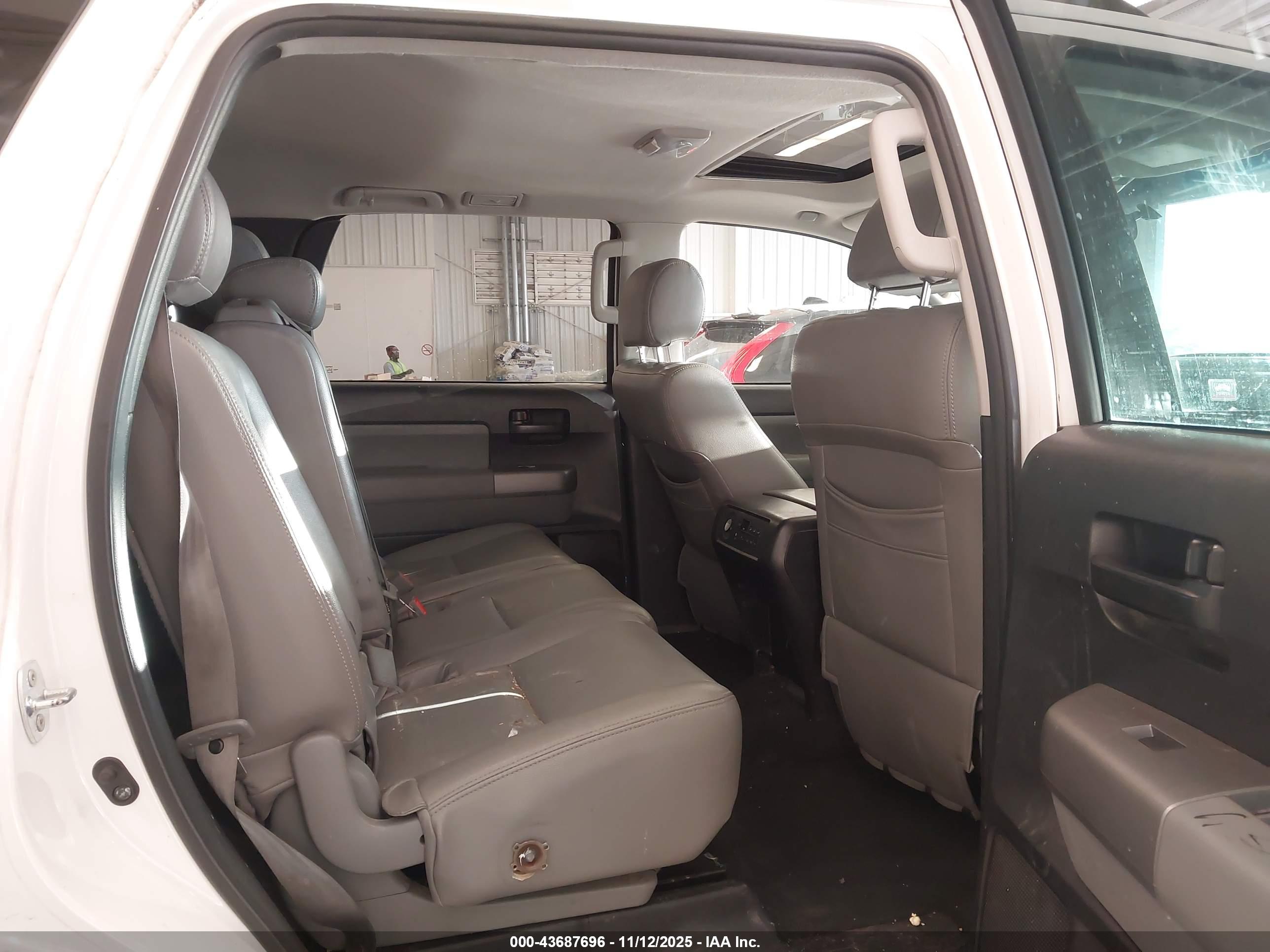 TOYOTA SEQUOIA image 8