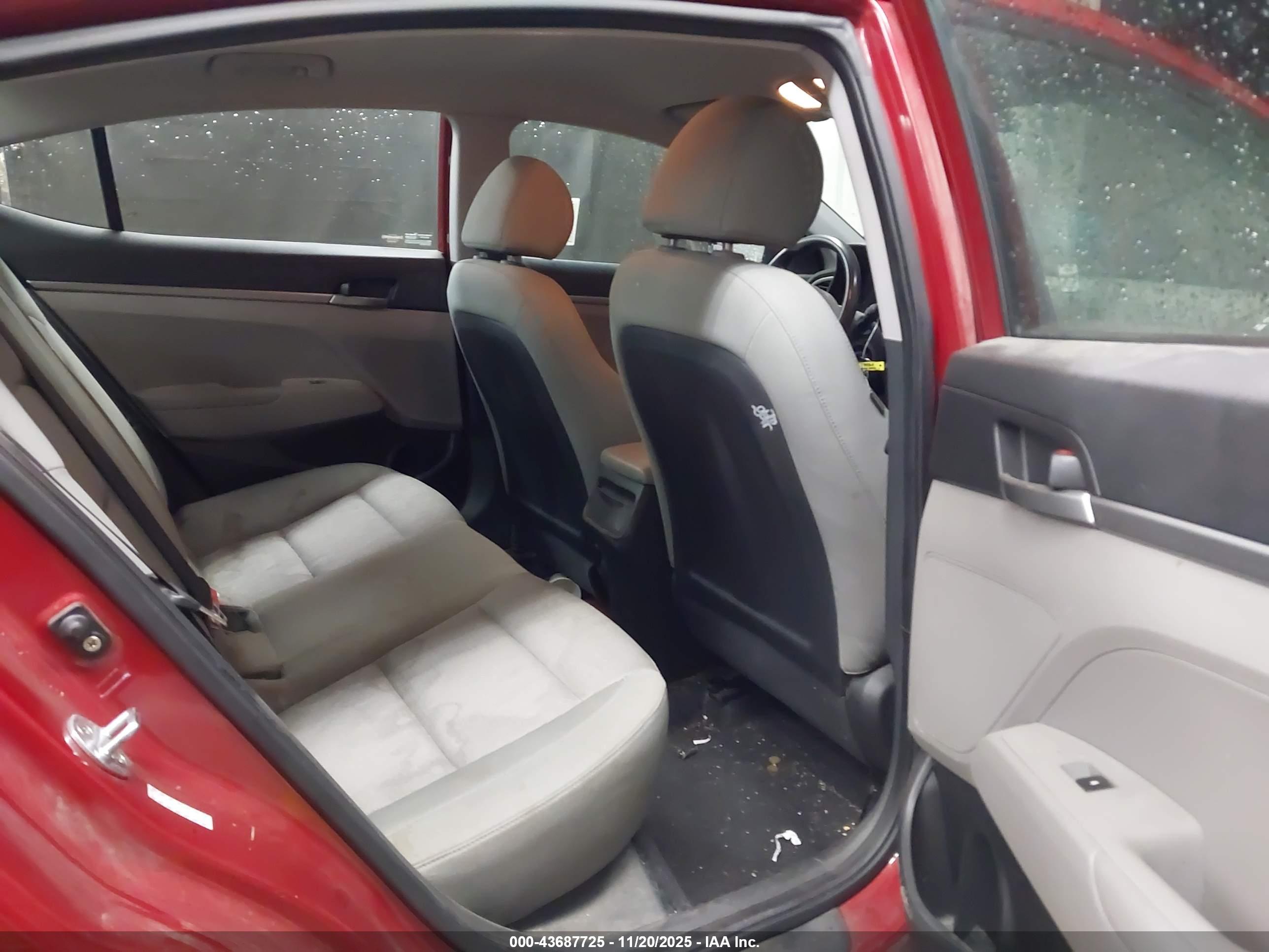 HYUNDAI ELANTRA image 8