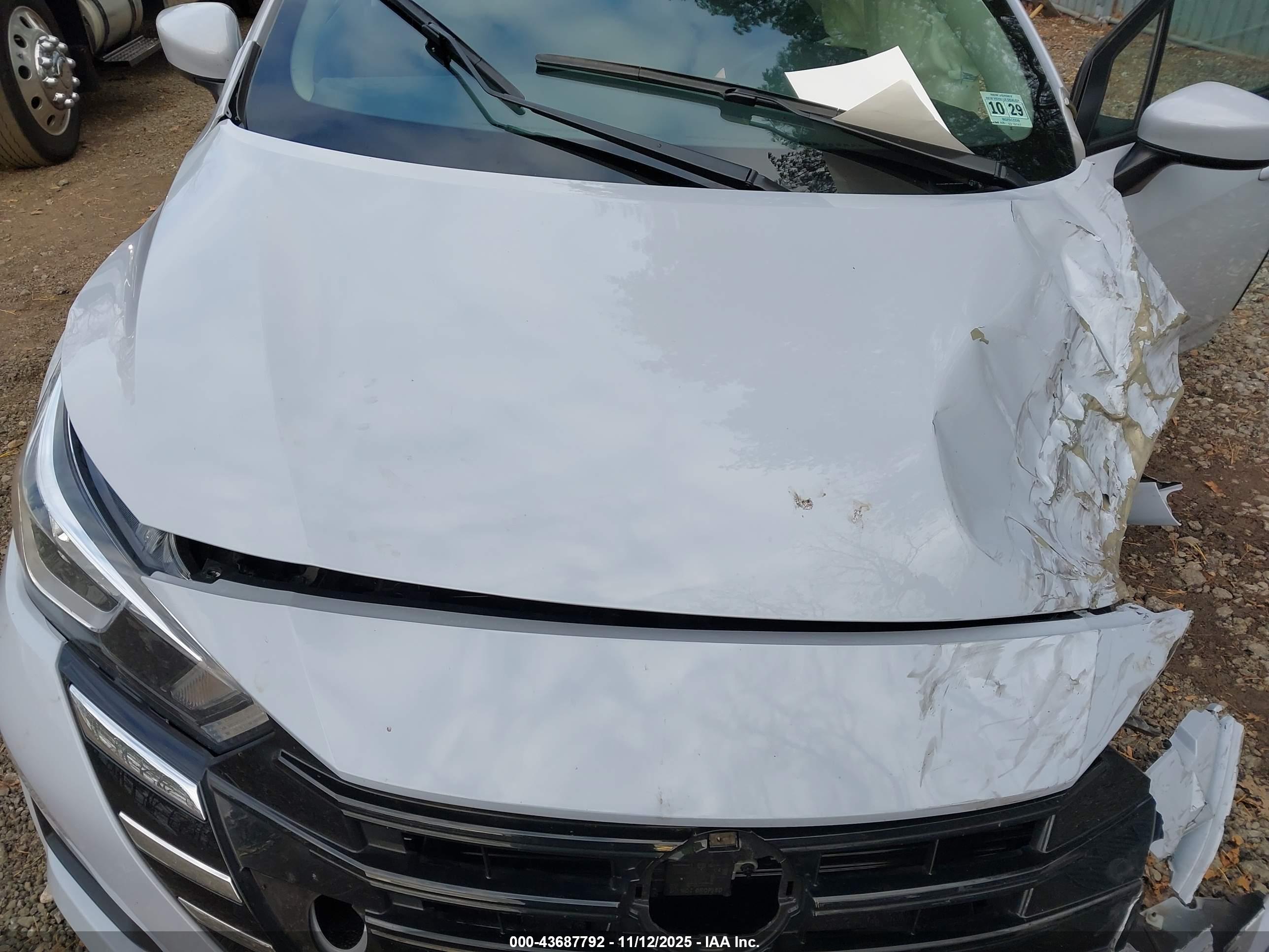 NISSAN VERSA image 10