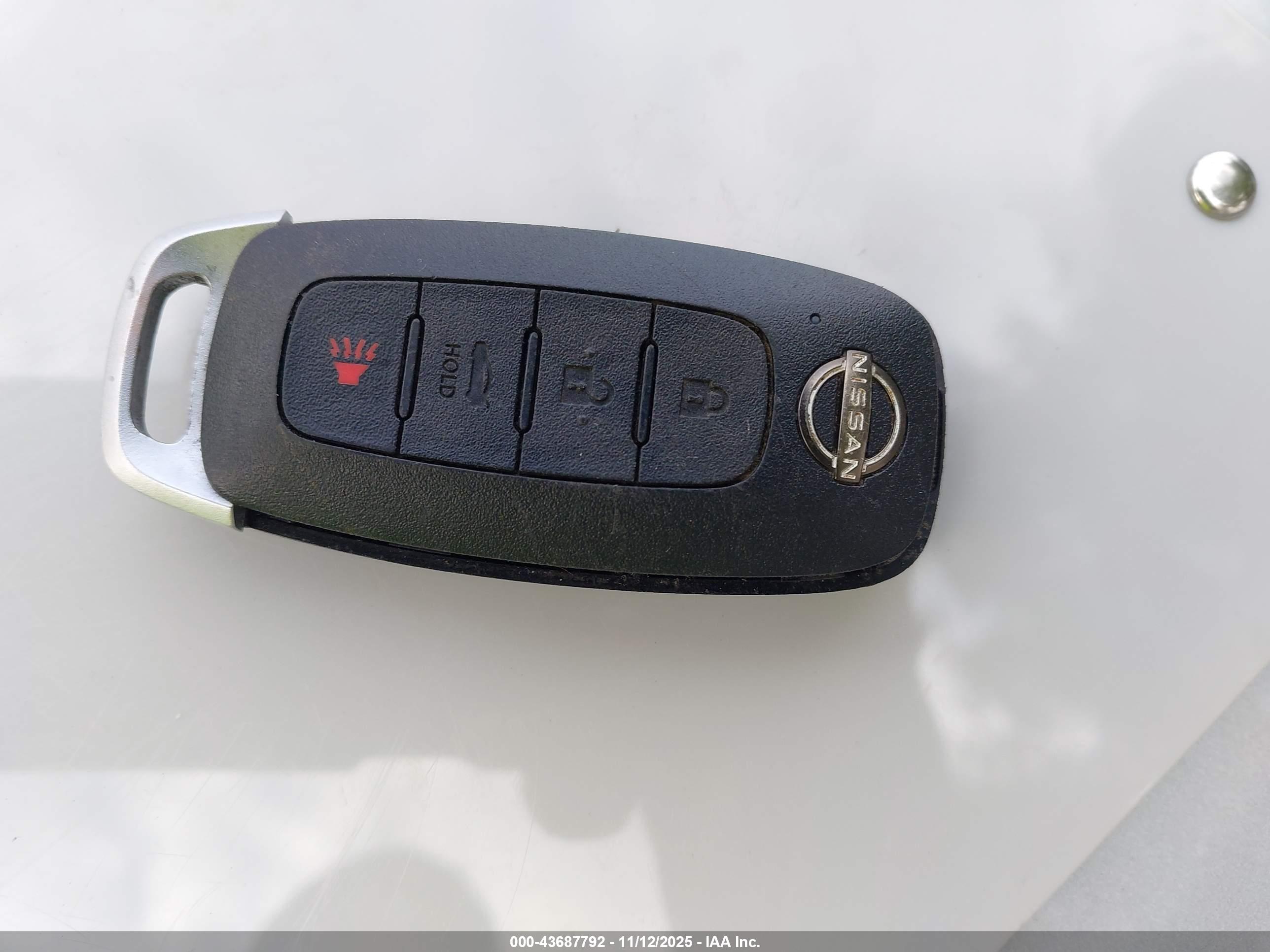 NISSAN VERSA image 11