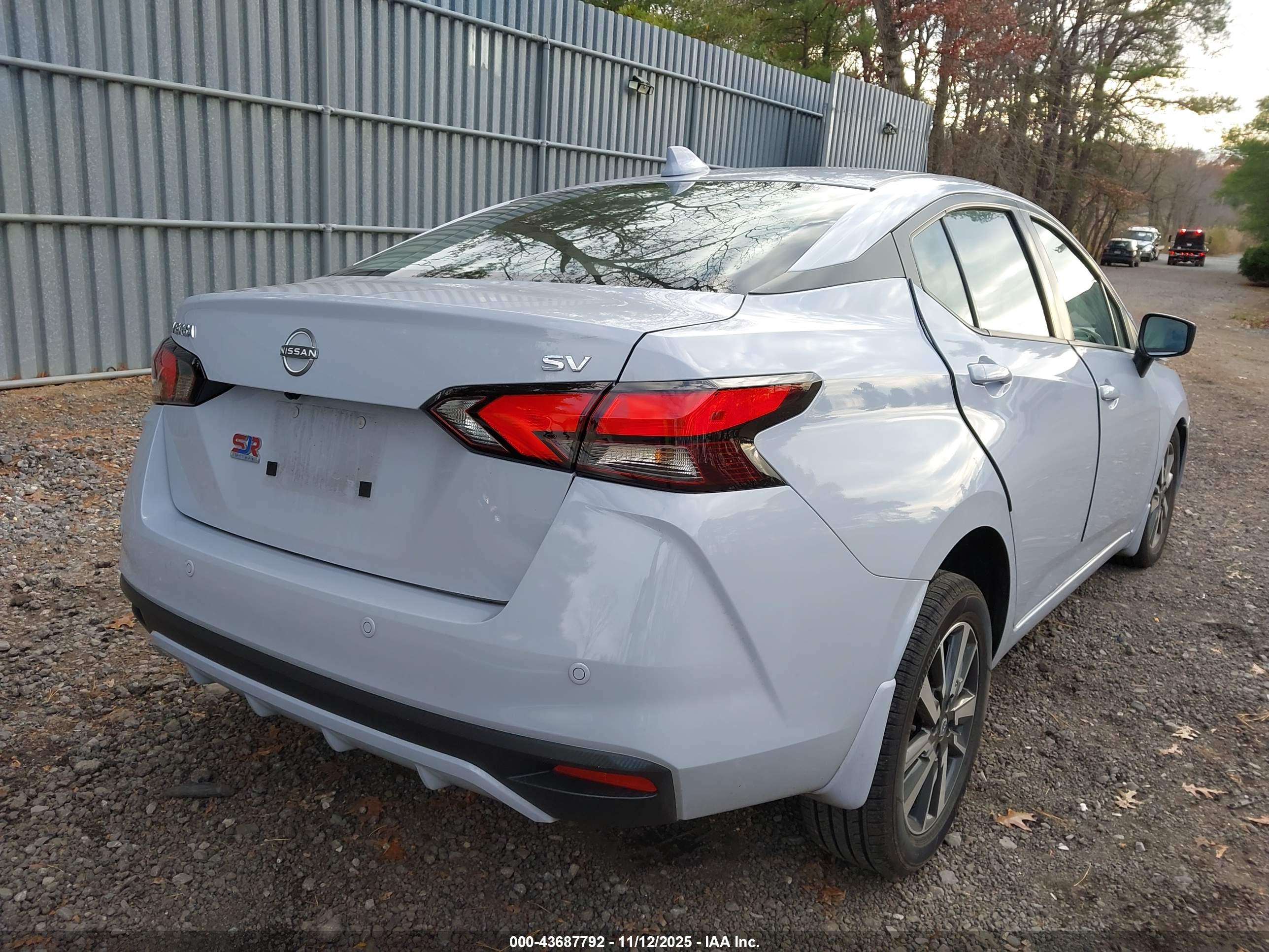 NISSAN VERSA image 4