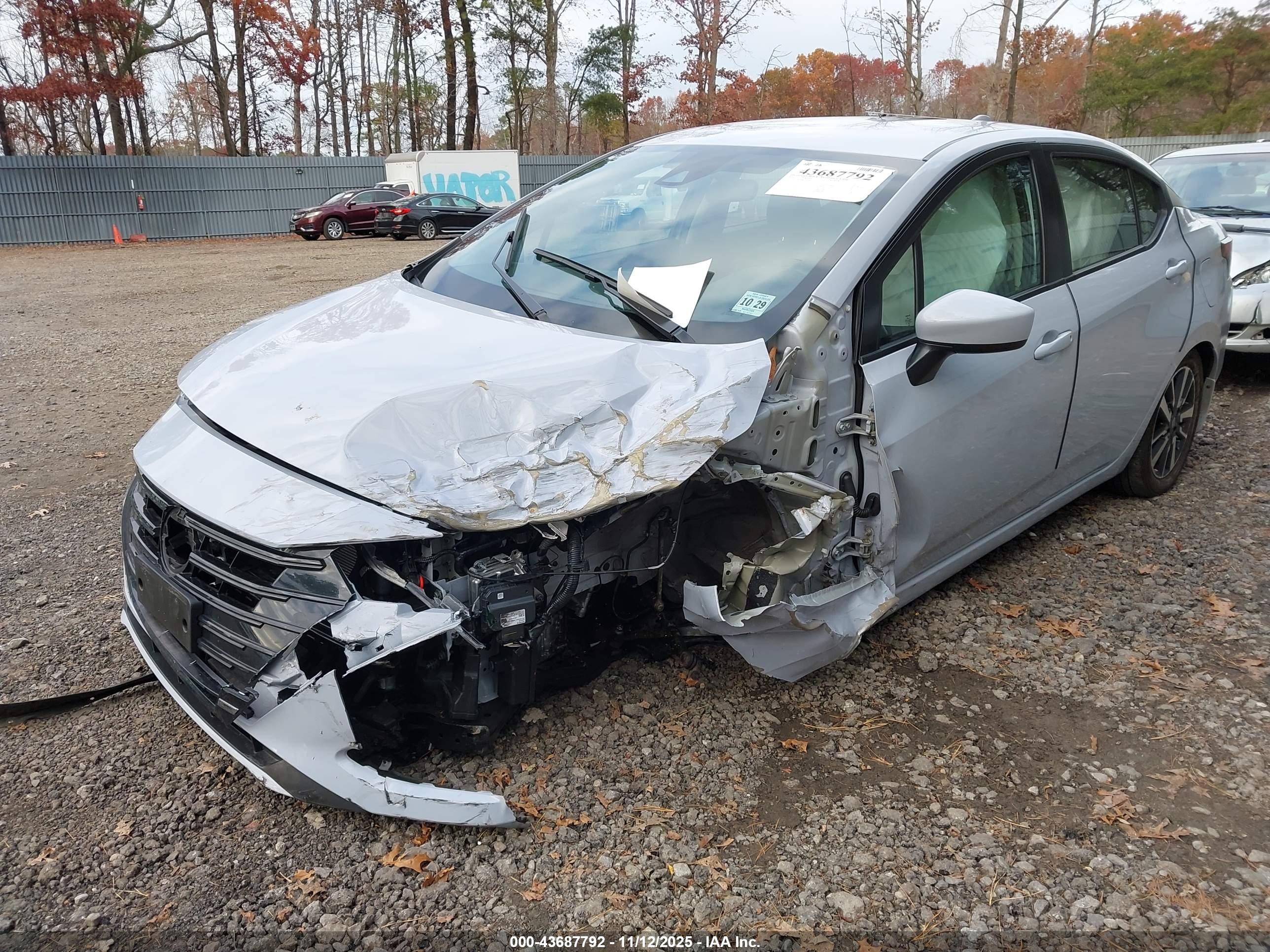 NISSAN VERSA image 6