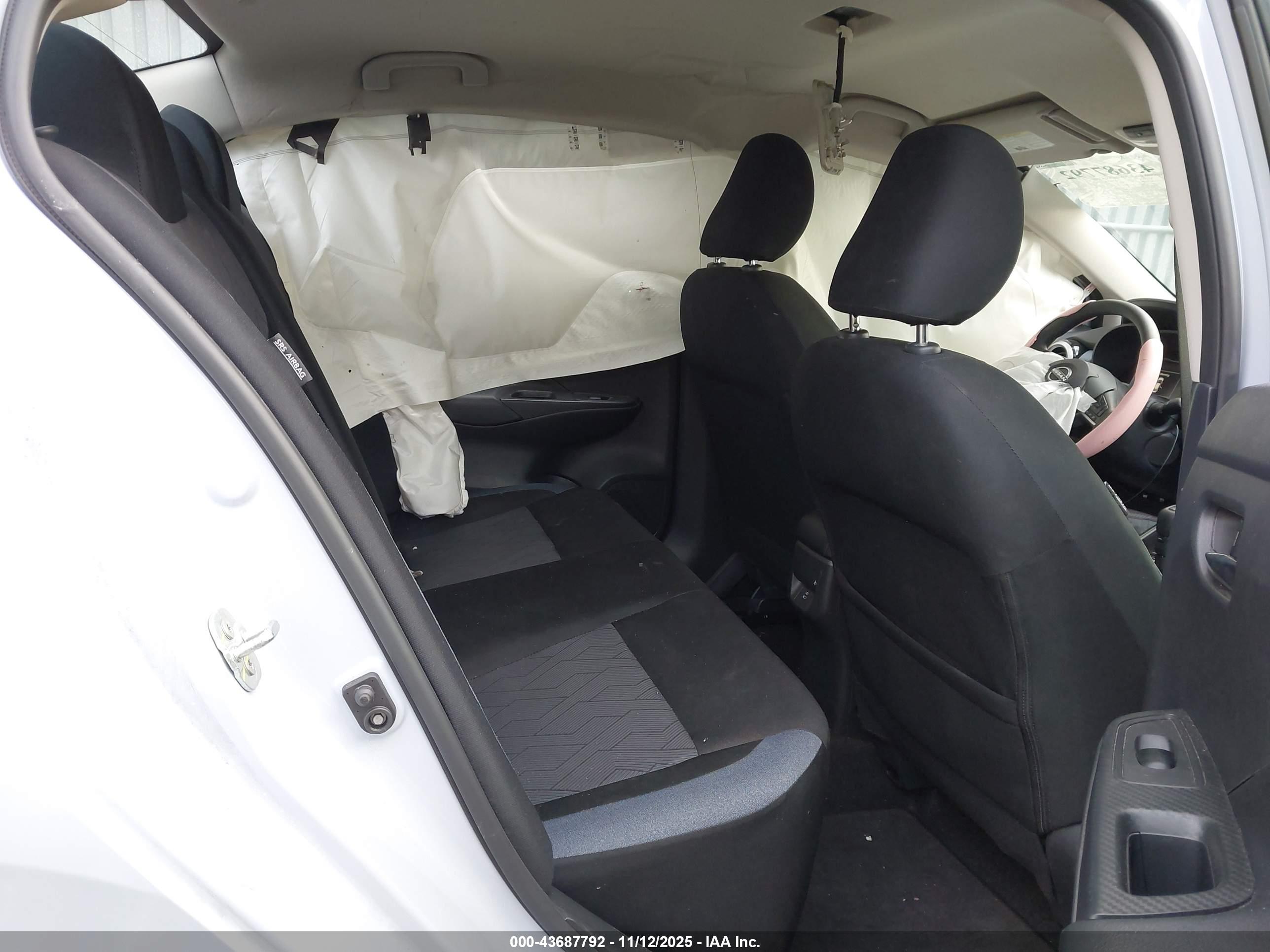 NISSAN VERSA image 8