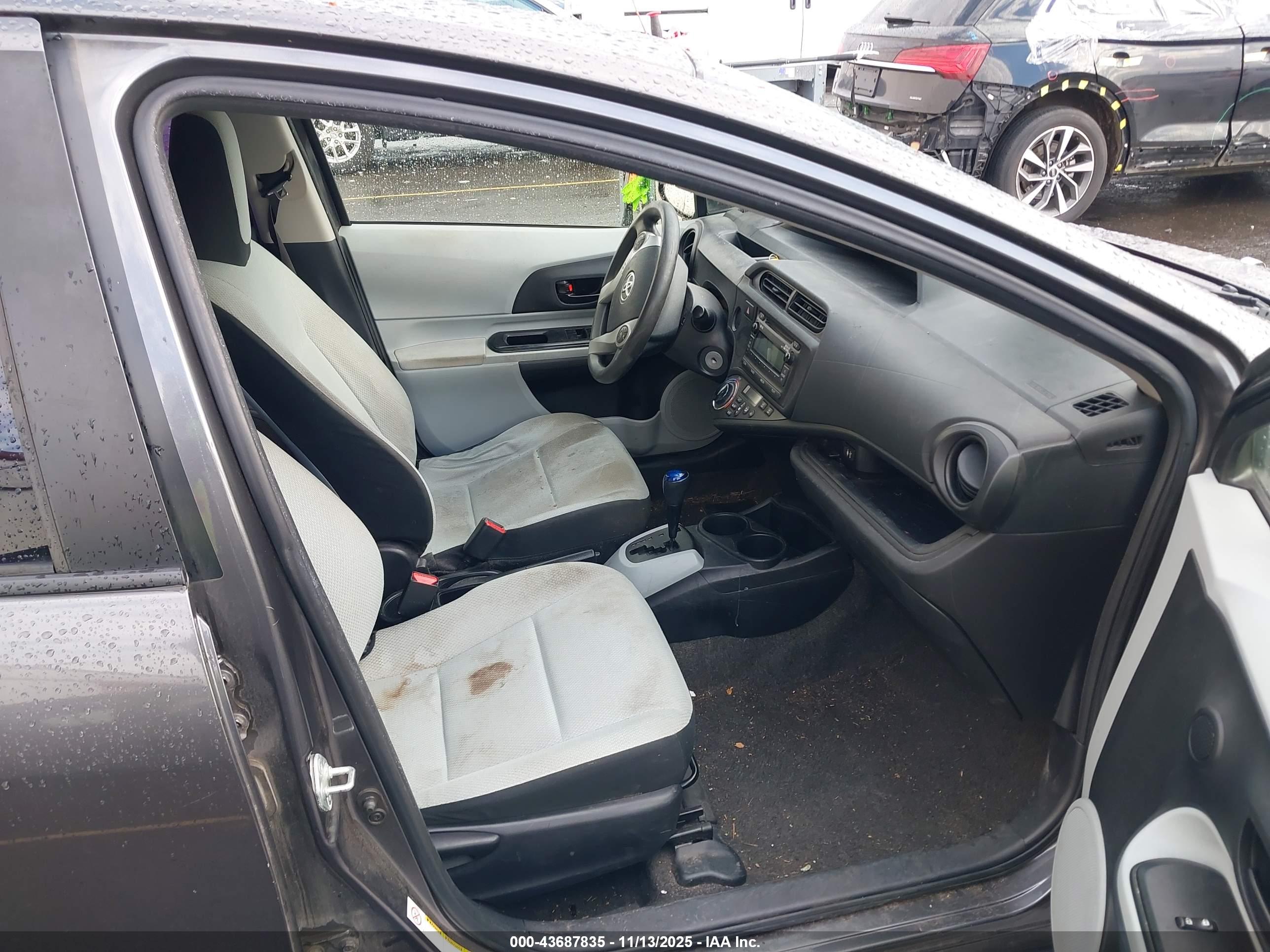 TOYOTA PRIUS image 5
