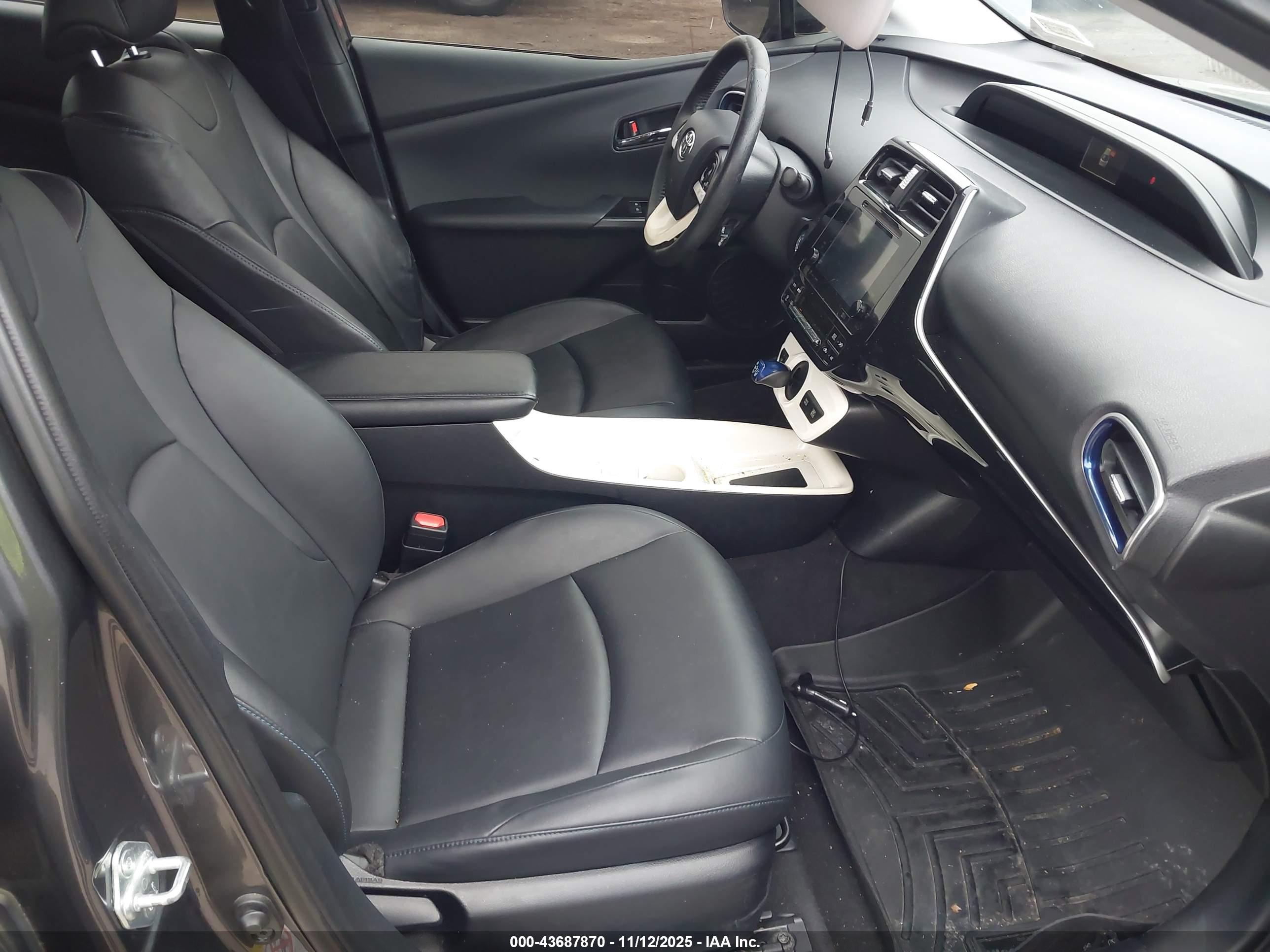 TOYOTA PRIUS image 5