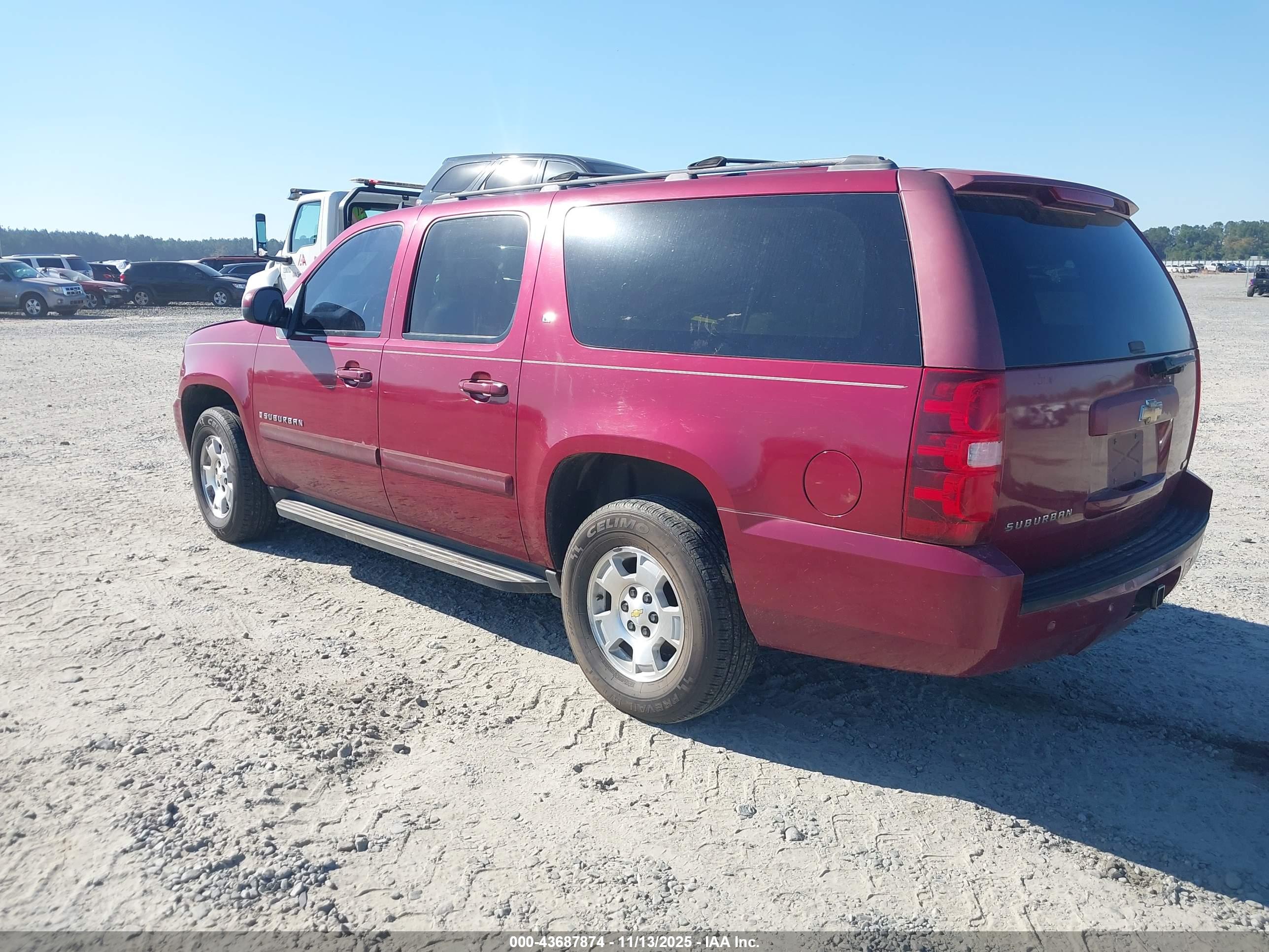 CHEVROLET SUBURBAN image 3