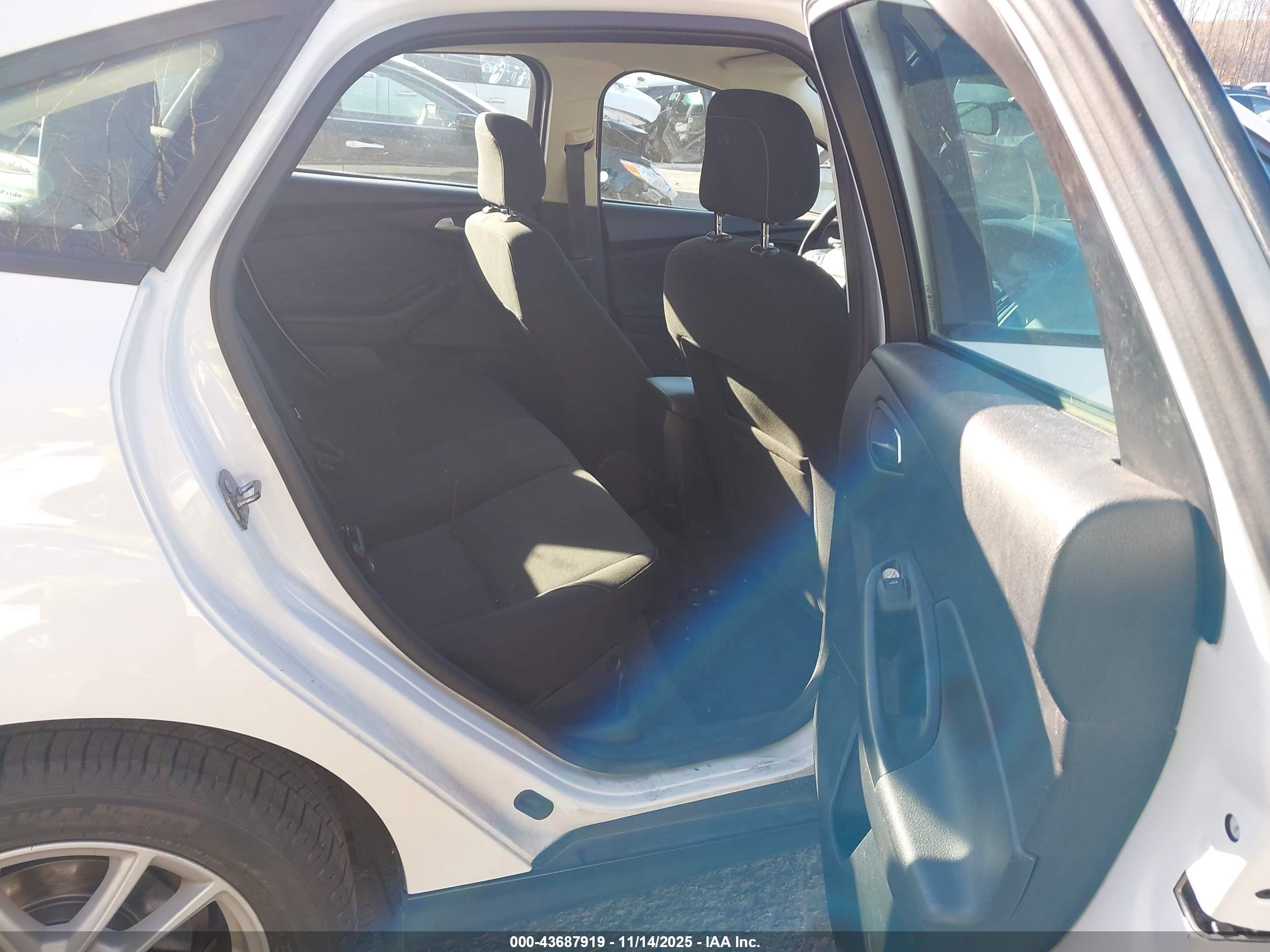 FORD FOCUS image 8