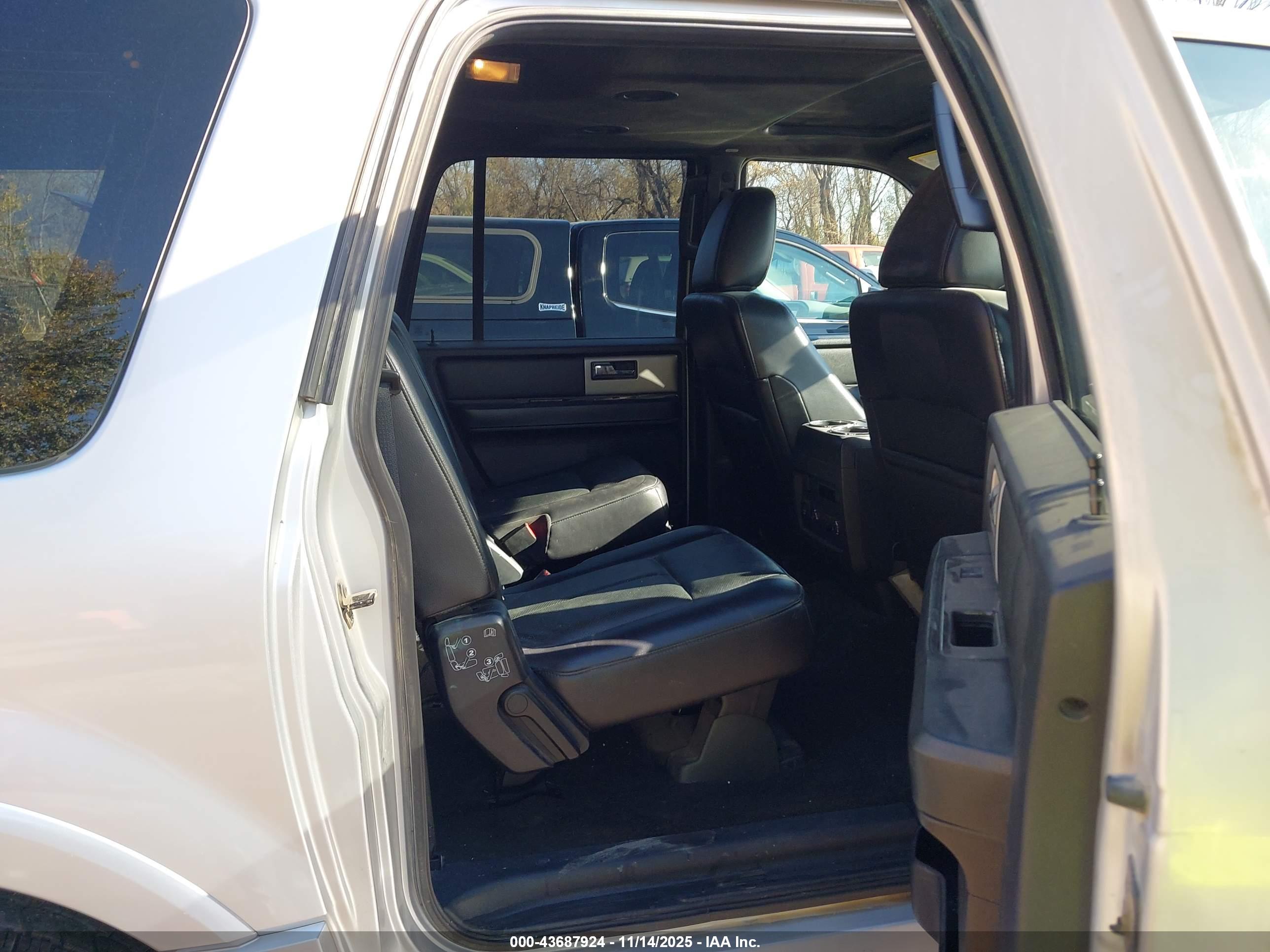 FORD EXPEDITION image 8