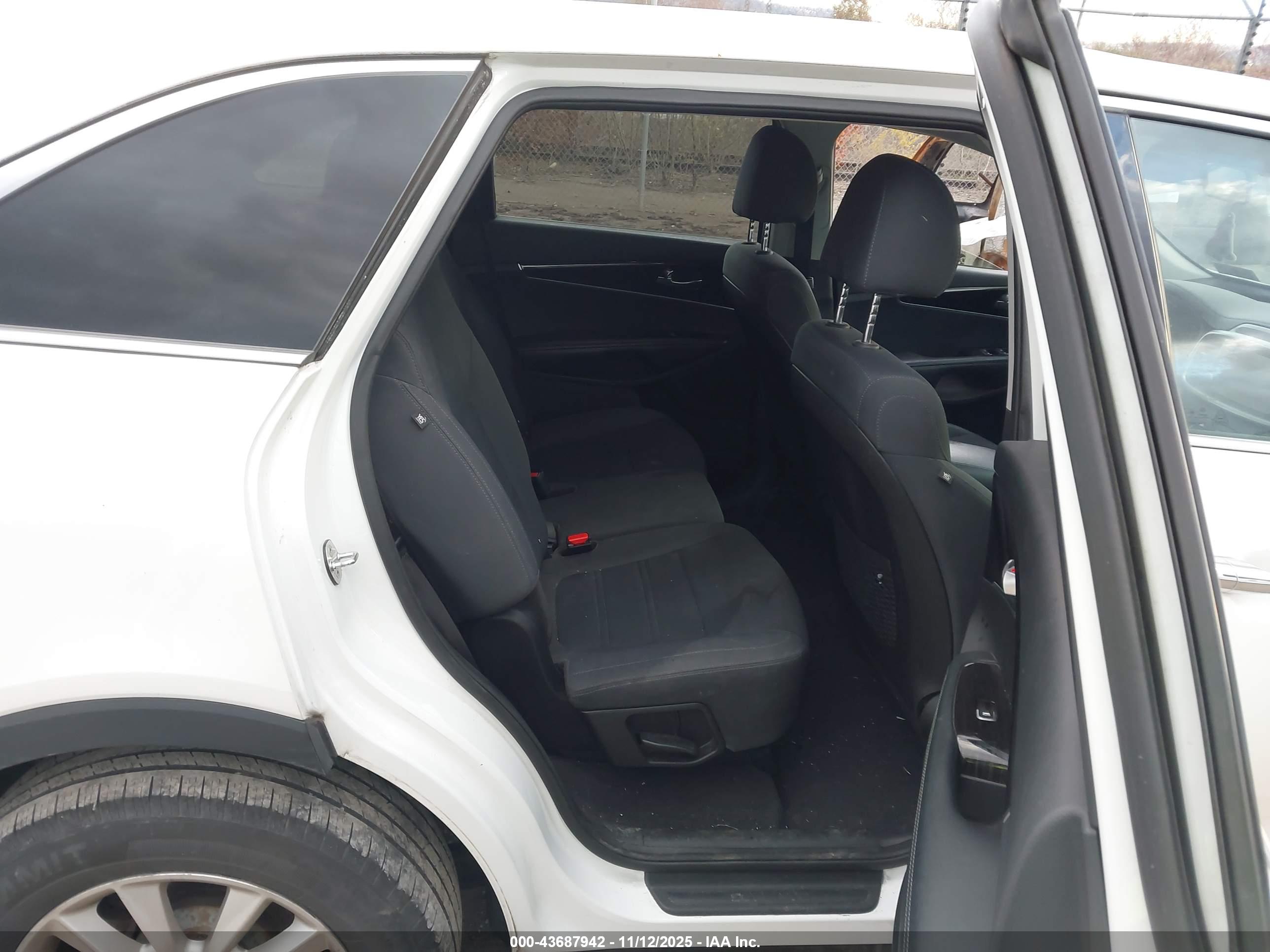 KIA SORENTO image 8