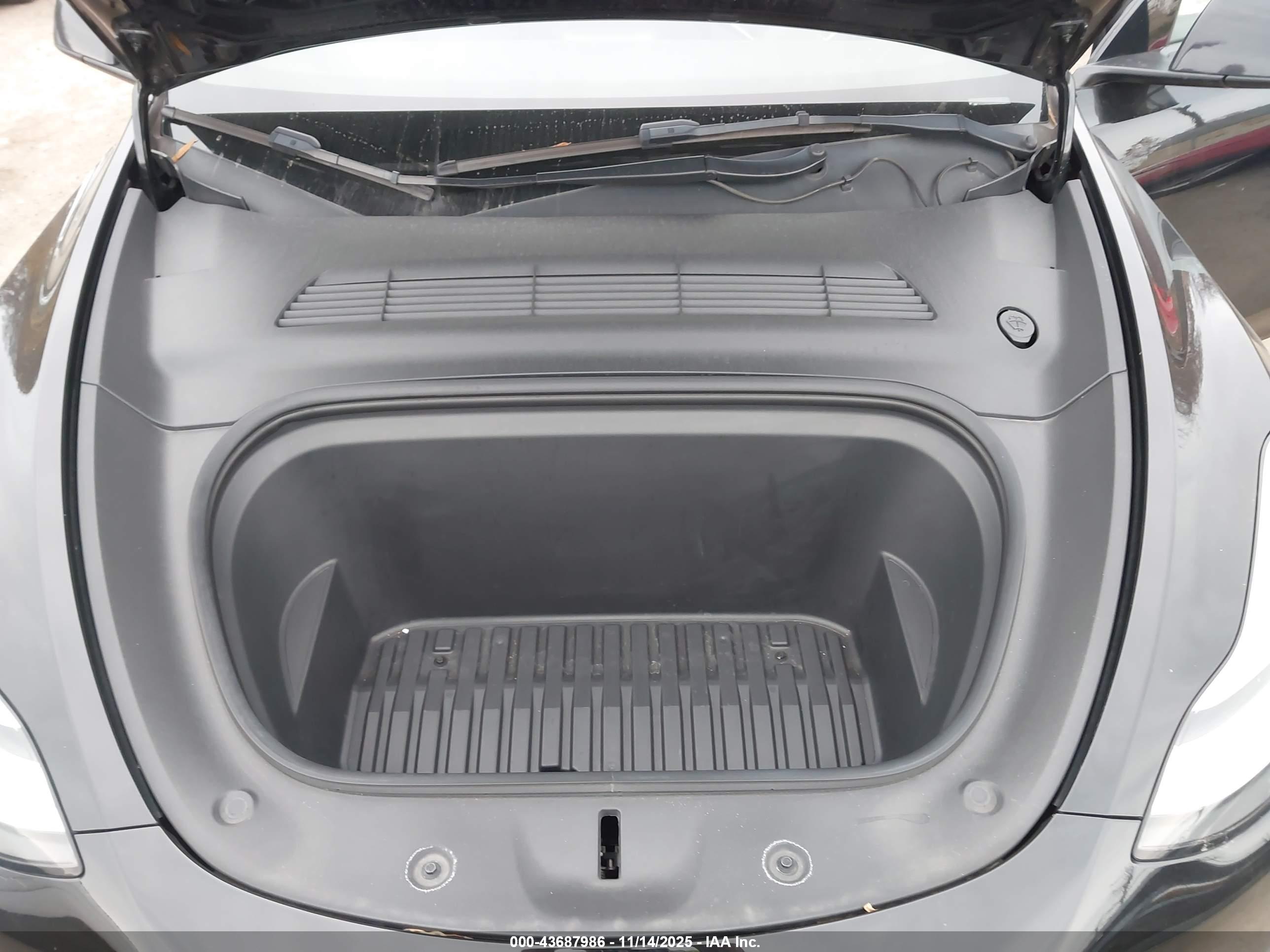 TESLA MODEL image 10