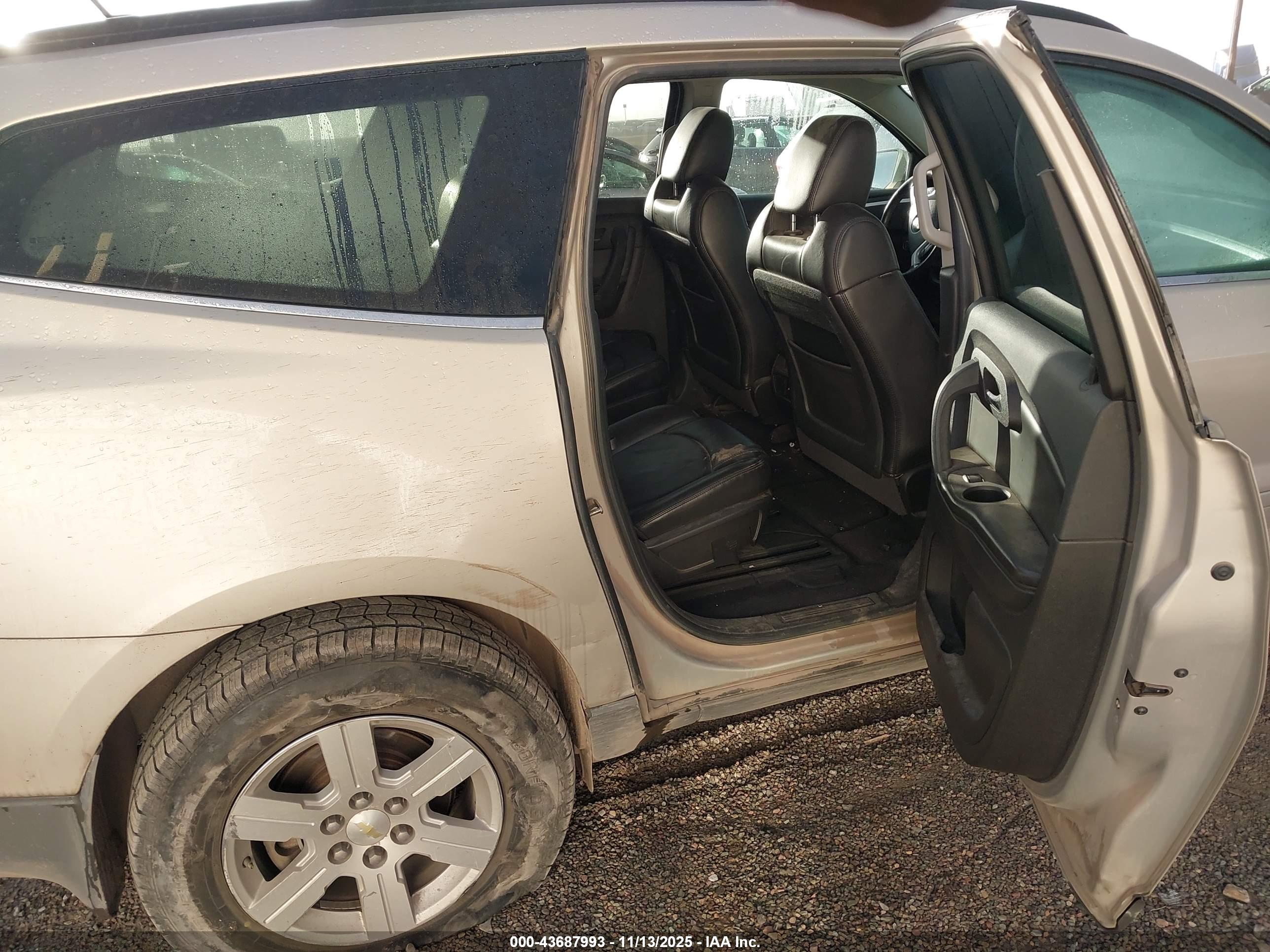 CHEVROLET TRAVERSE image 8