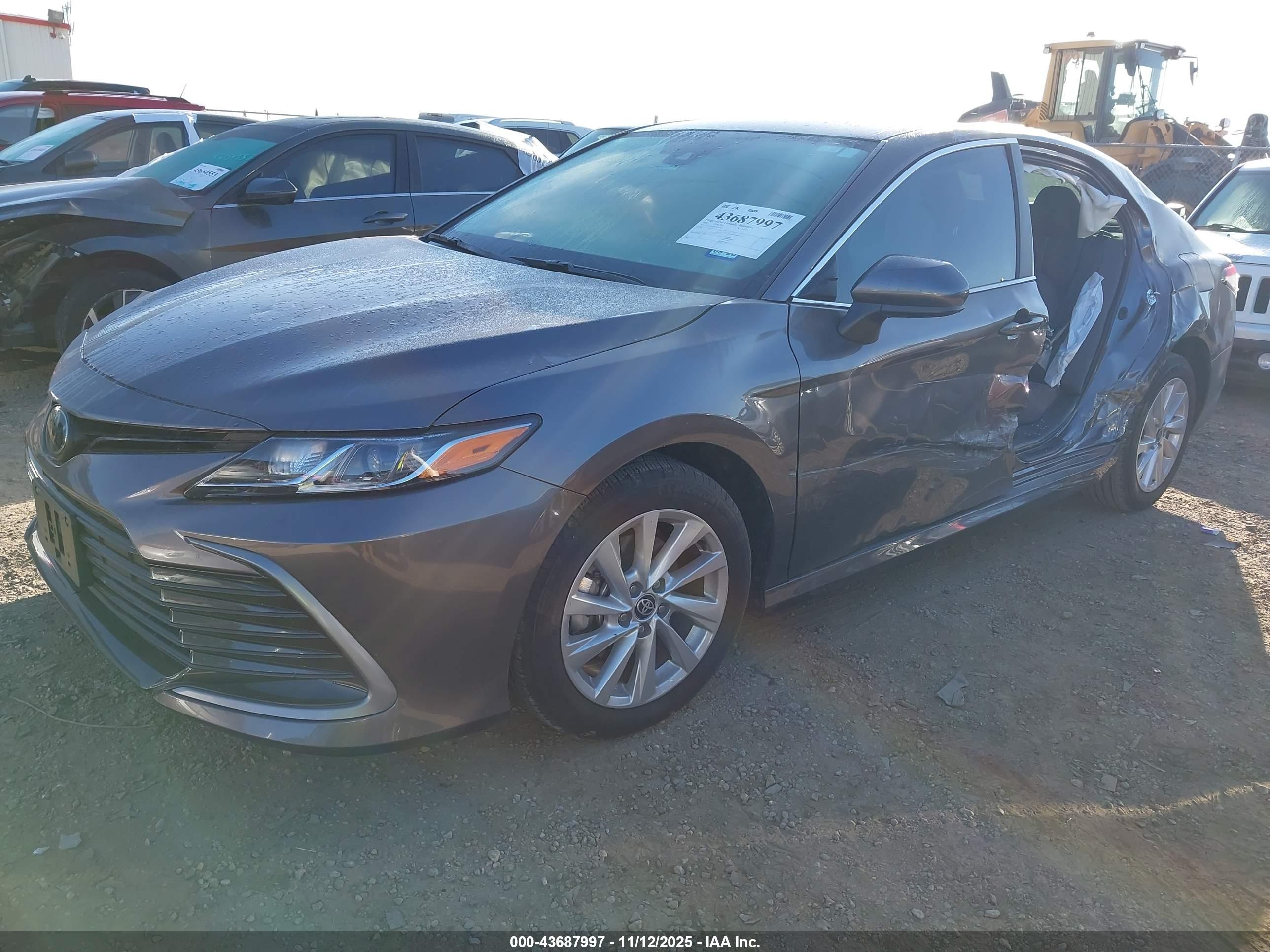 TOYOTA CAMRY image 2