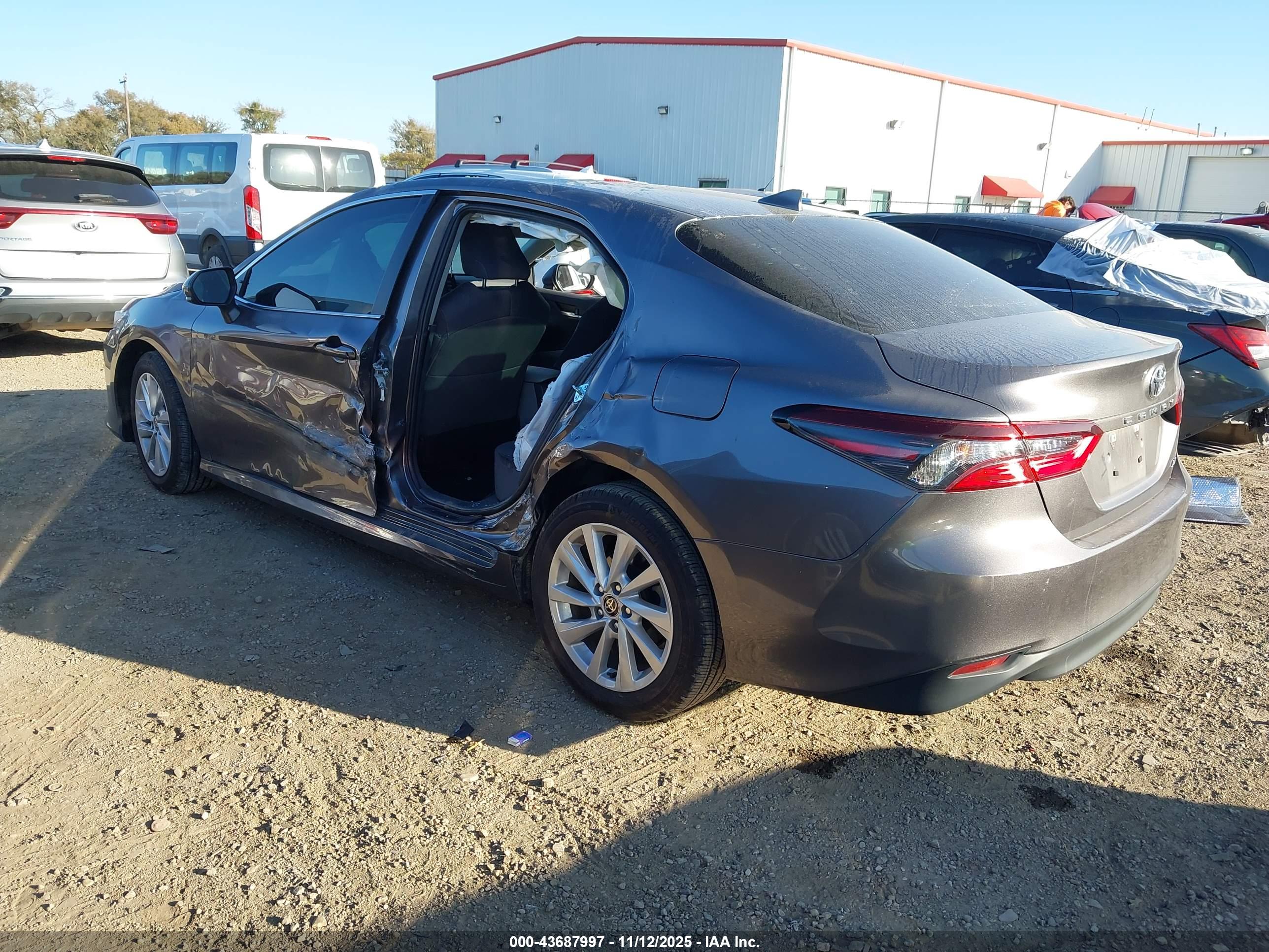TOYOTA CAMRY image 3