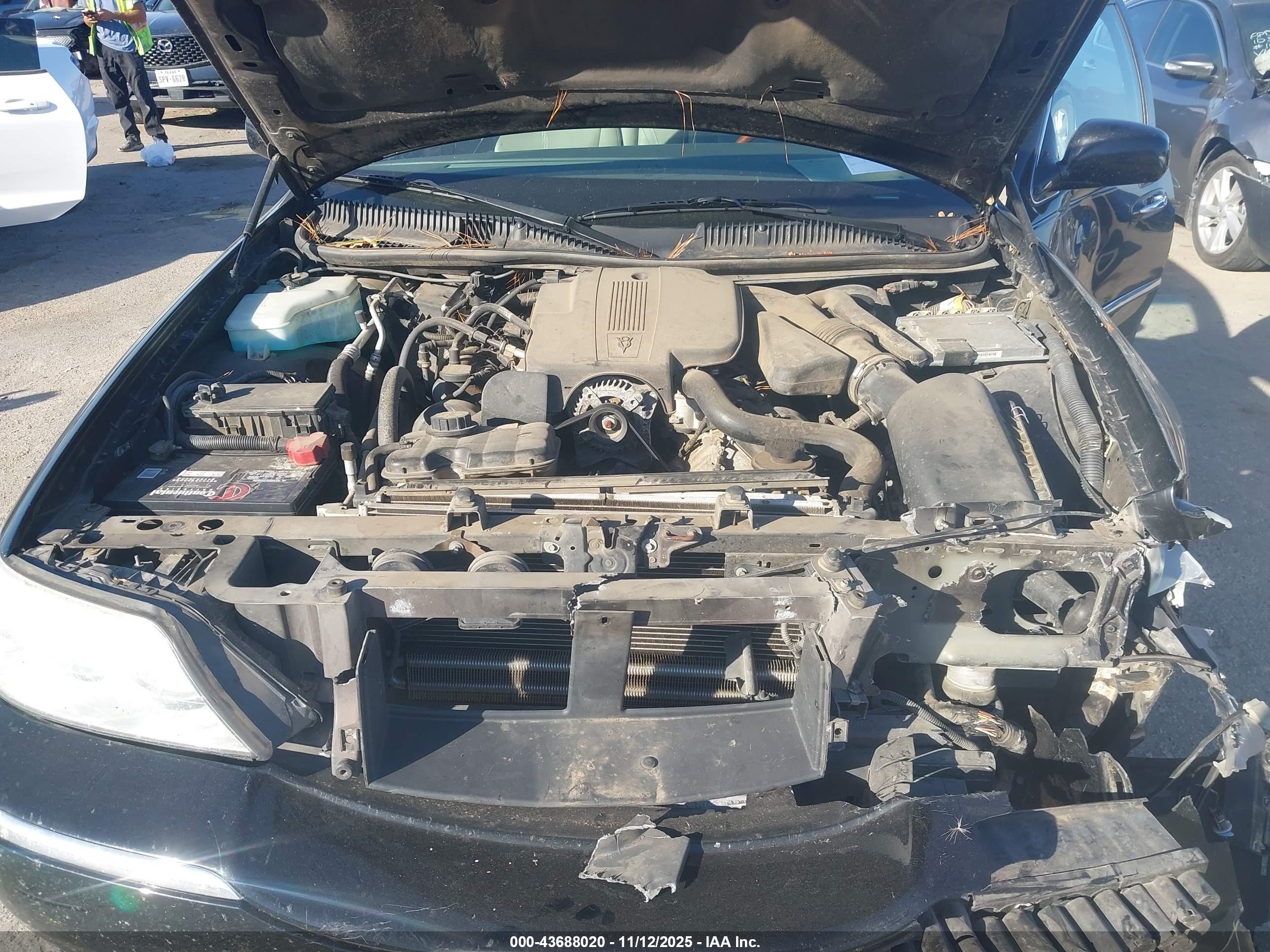 LINCOLN TOWN image 10