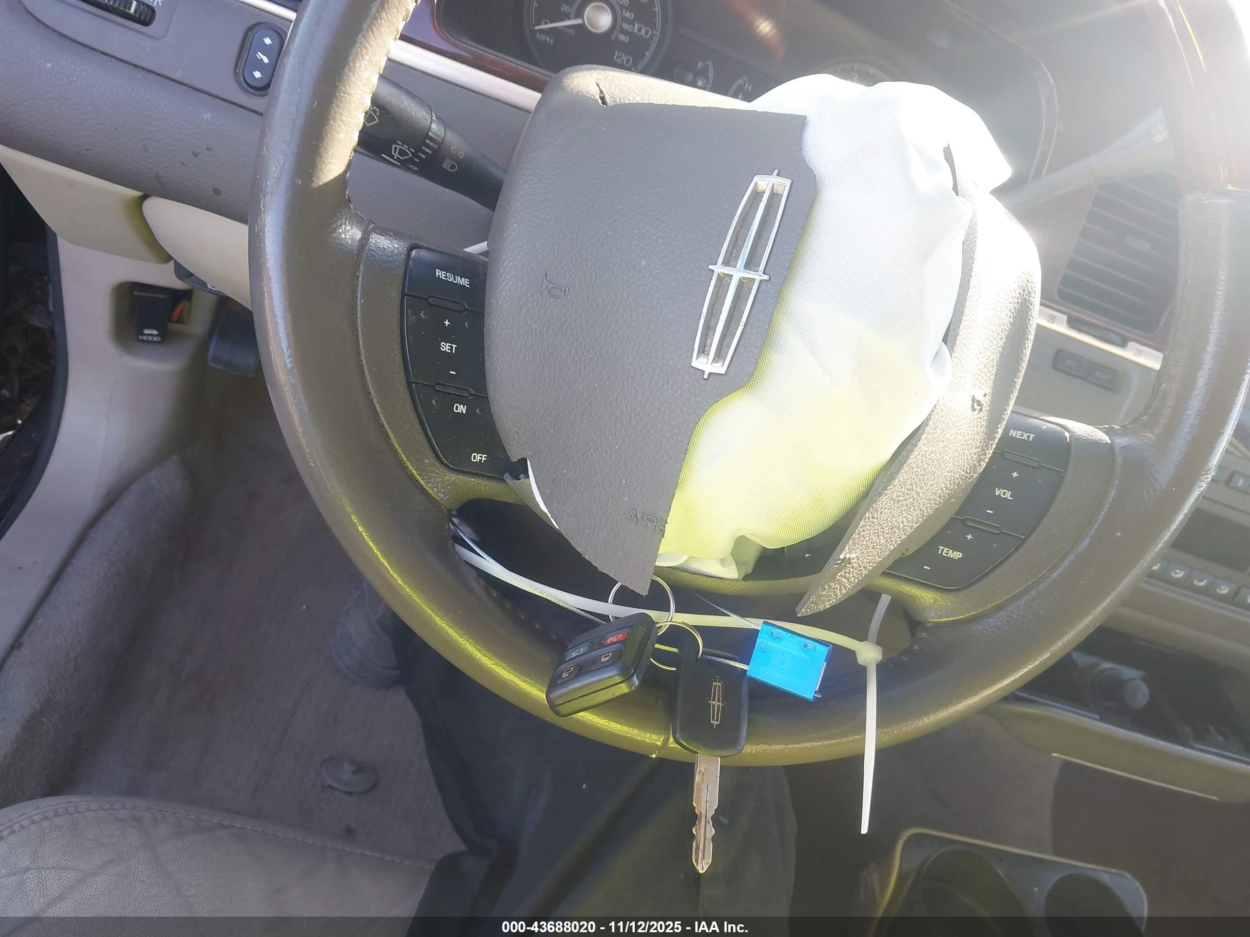 LINCOLN TOWN image 11