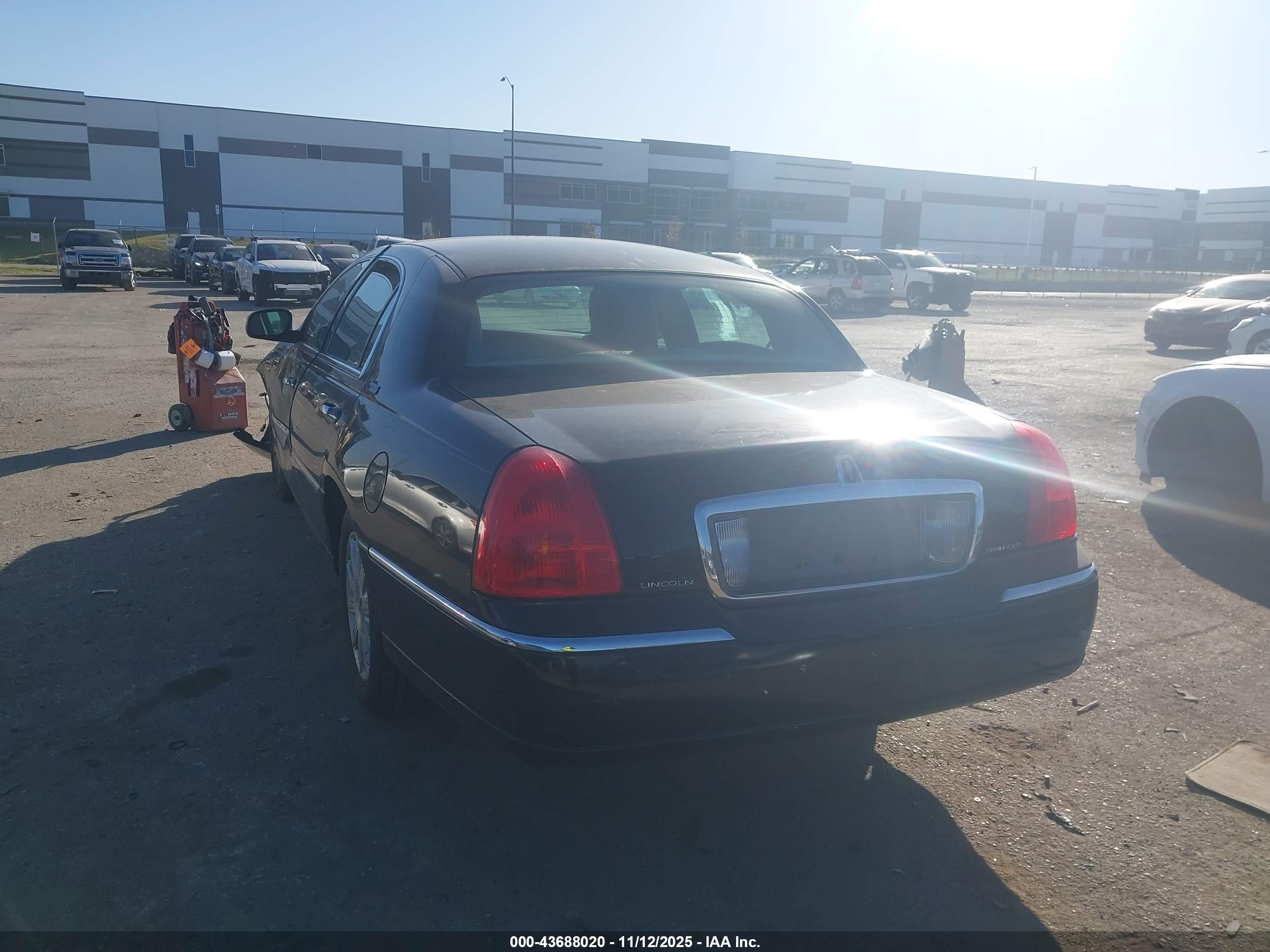 LINCOLN TOWN image 3