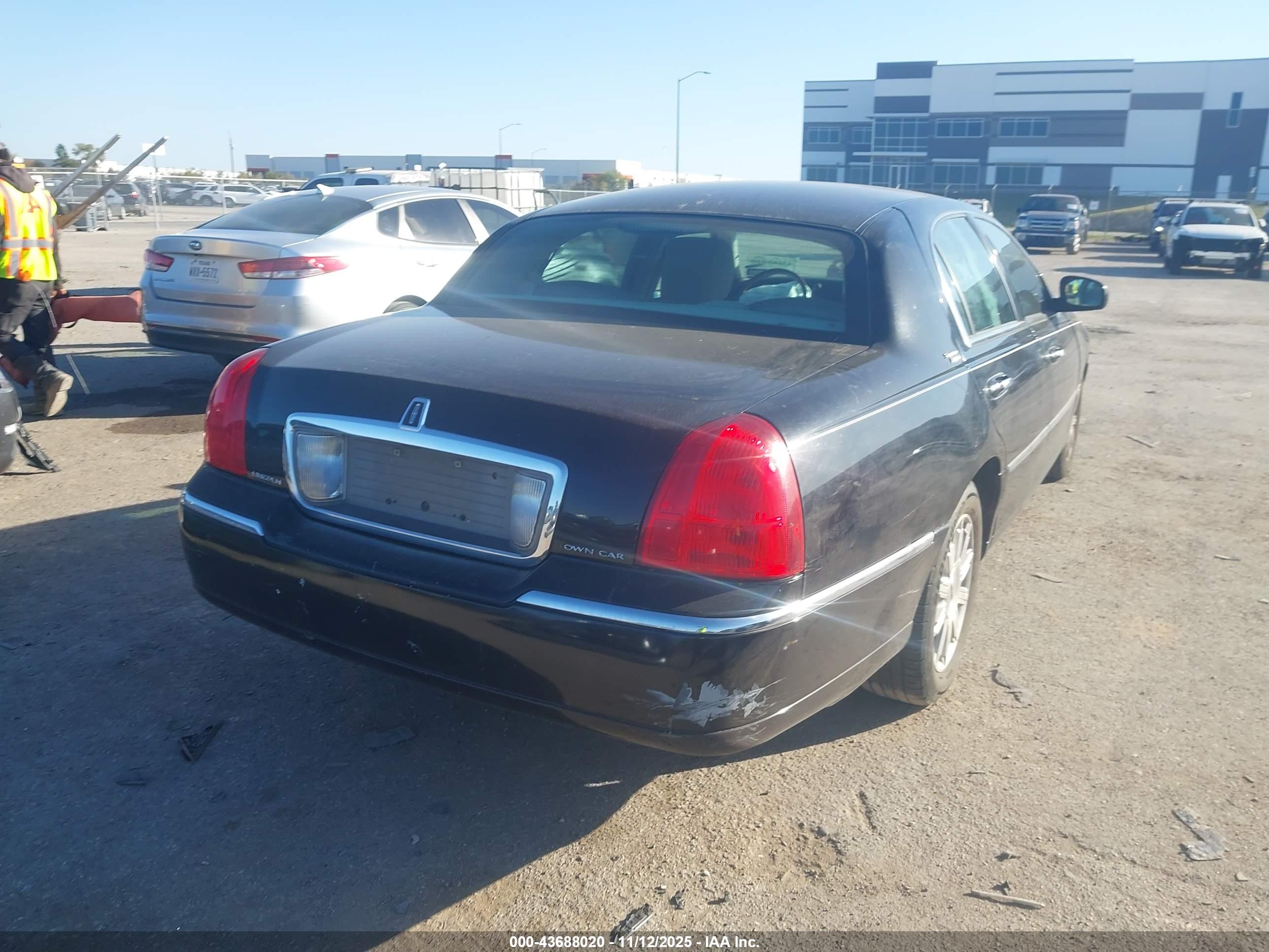 LINCOLN TOWN image 4