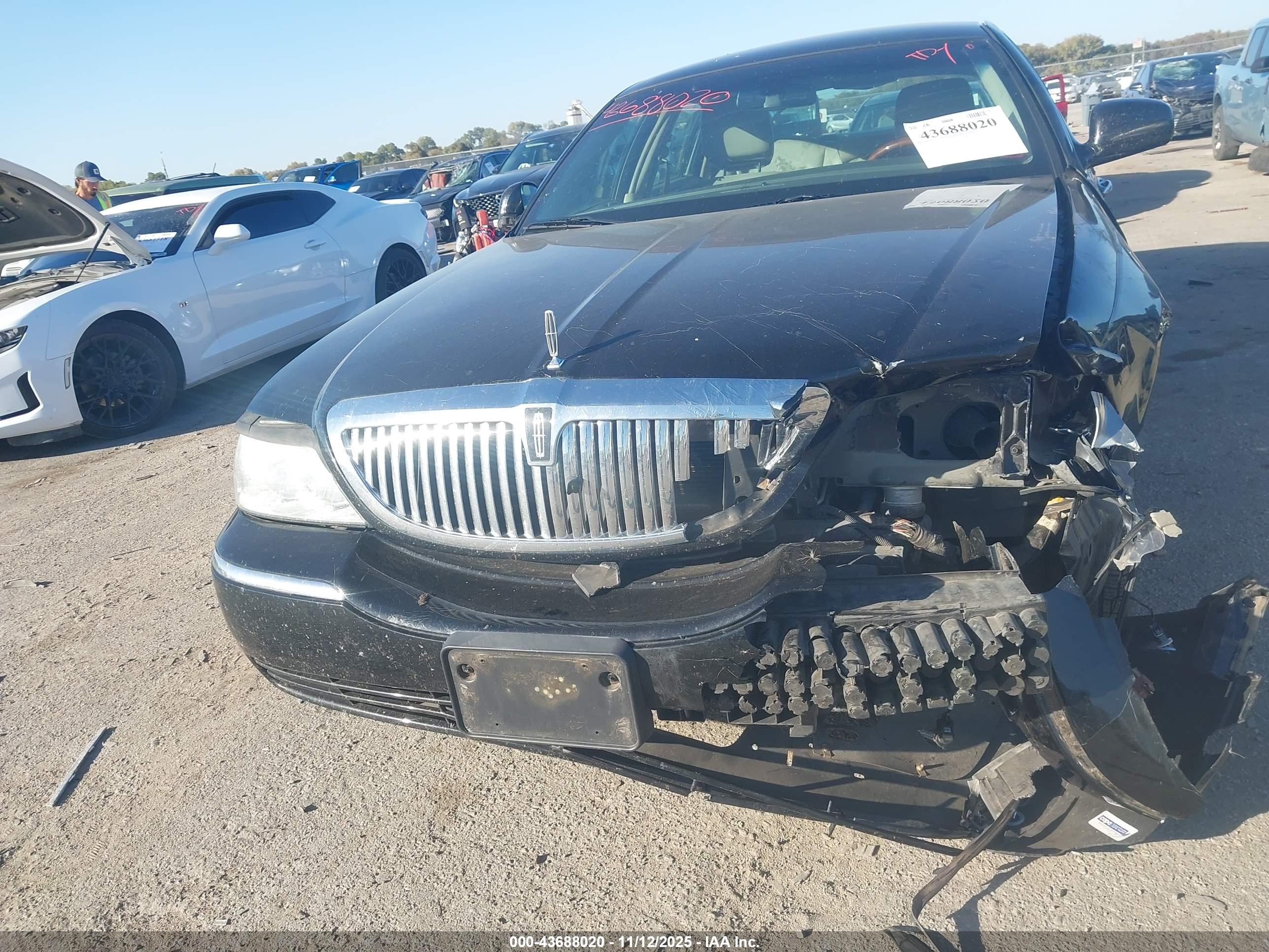 LINCOLN TOWN image 6