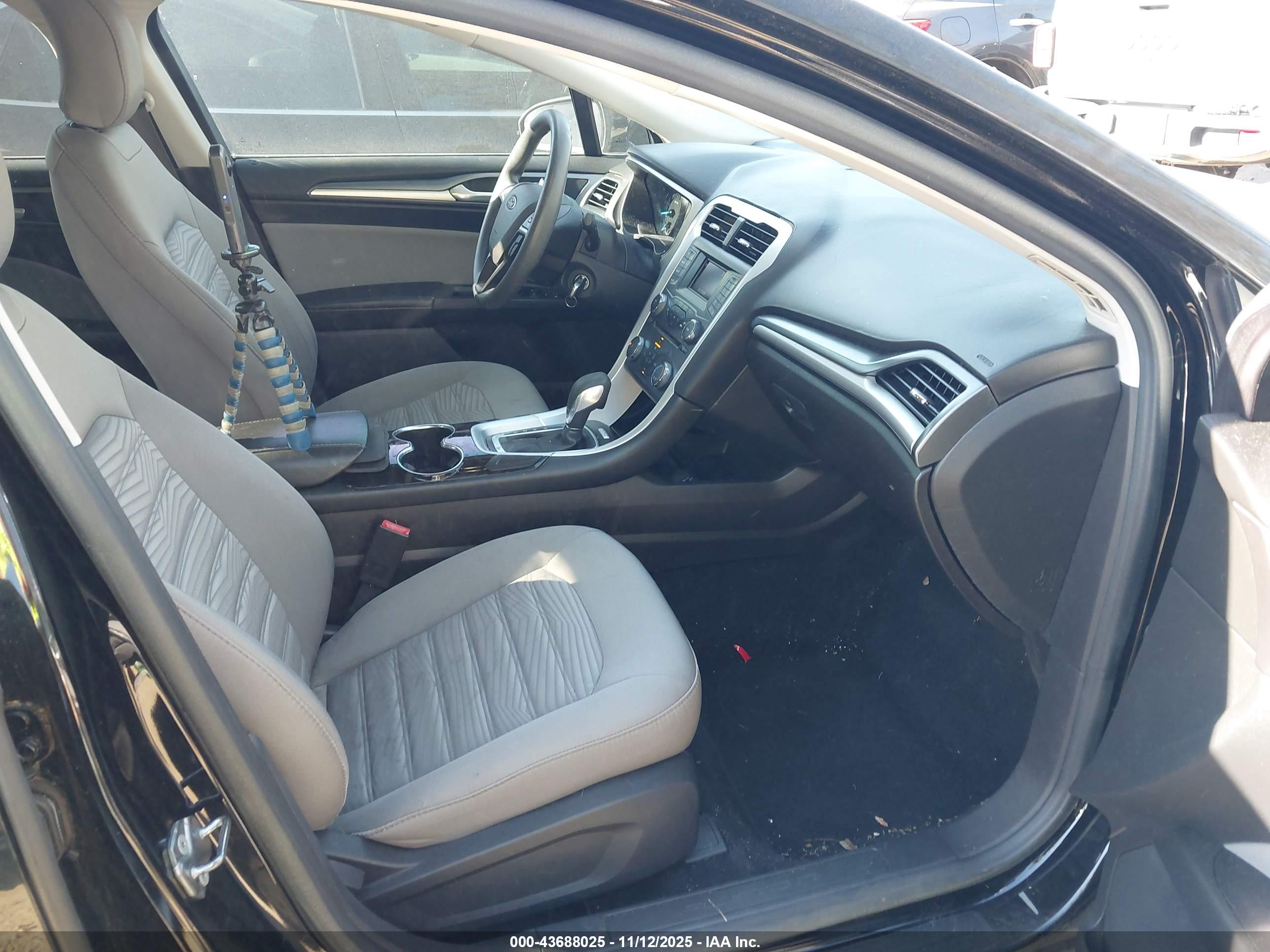 FORD FUSION image 5
