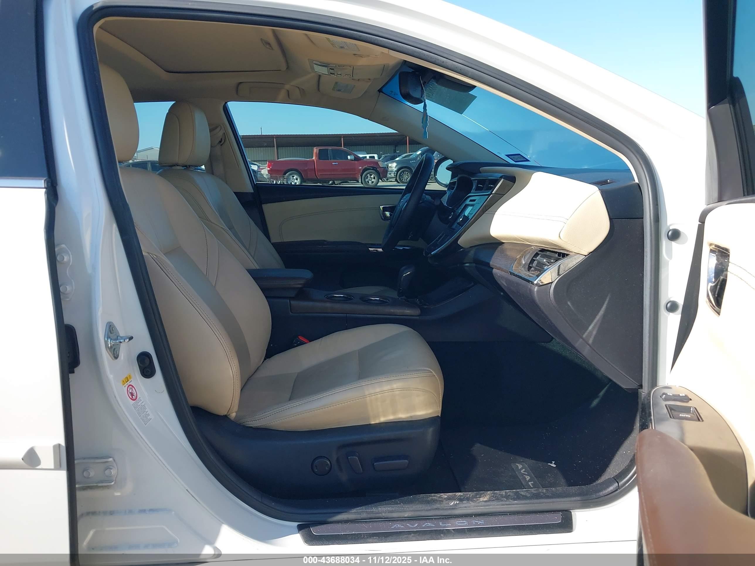 TOYOTA AVALON image 5