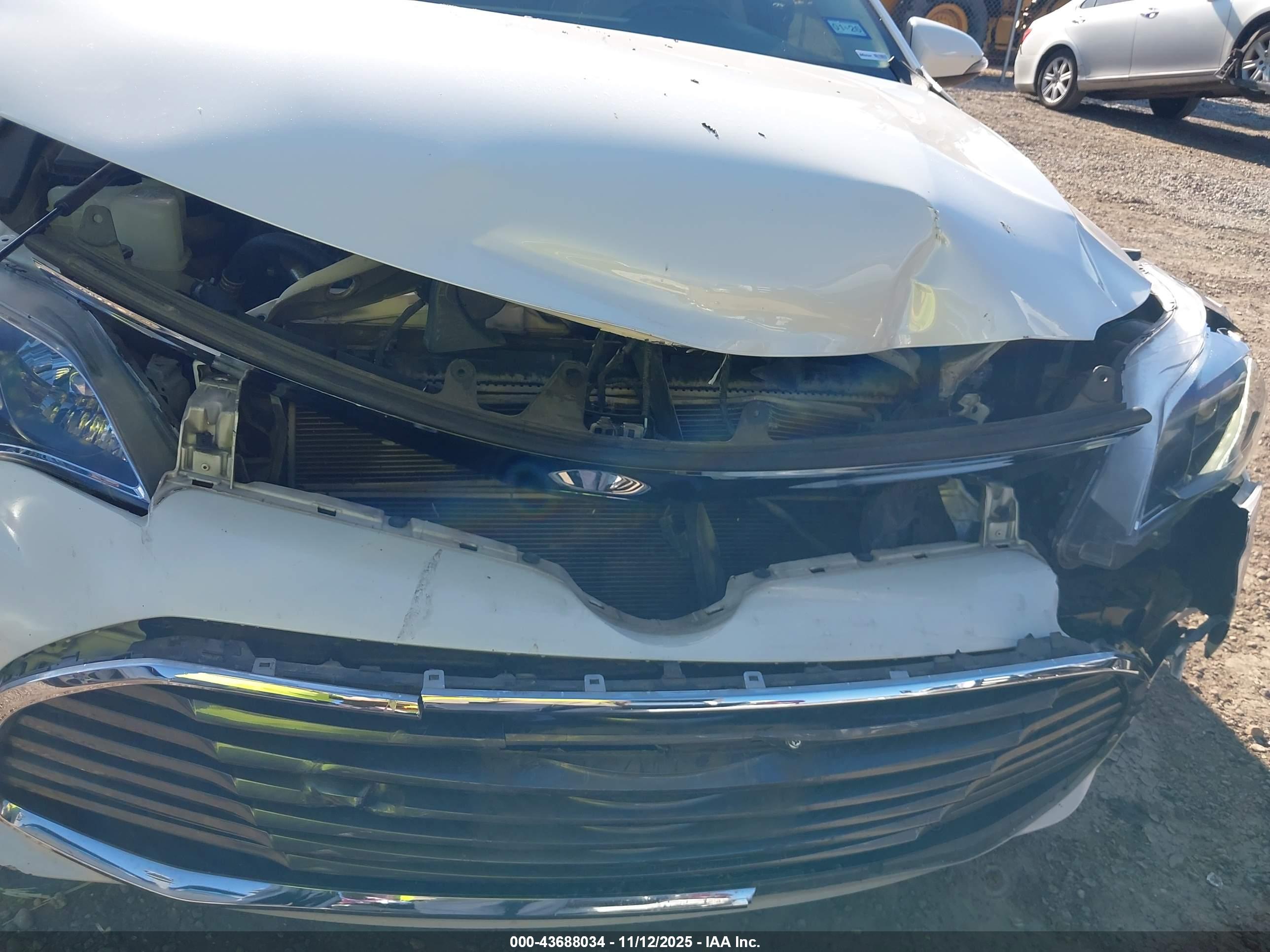 TOYOTA AVALON image 6