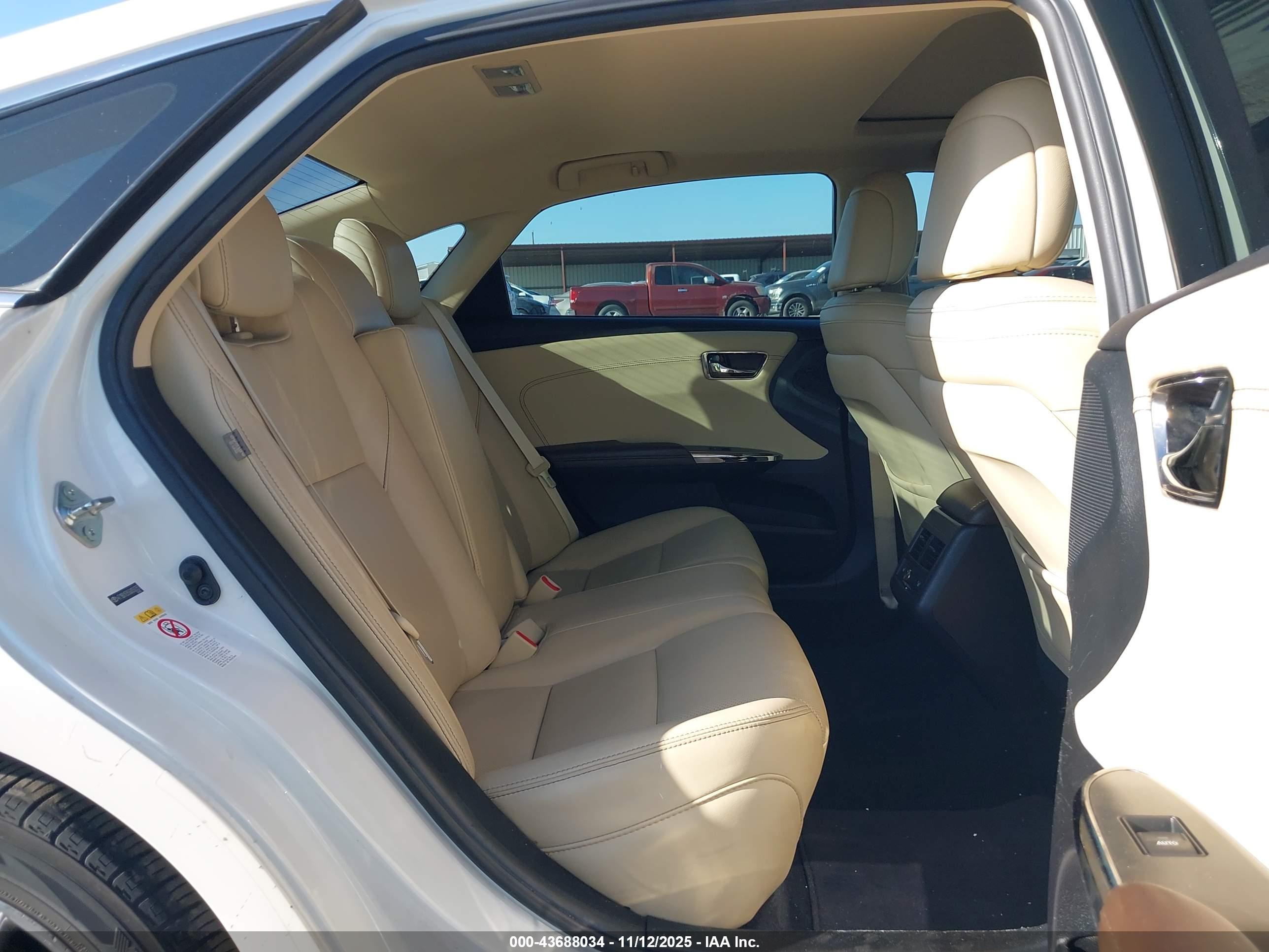 TOYOTA AVALON image 8