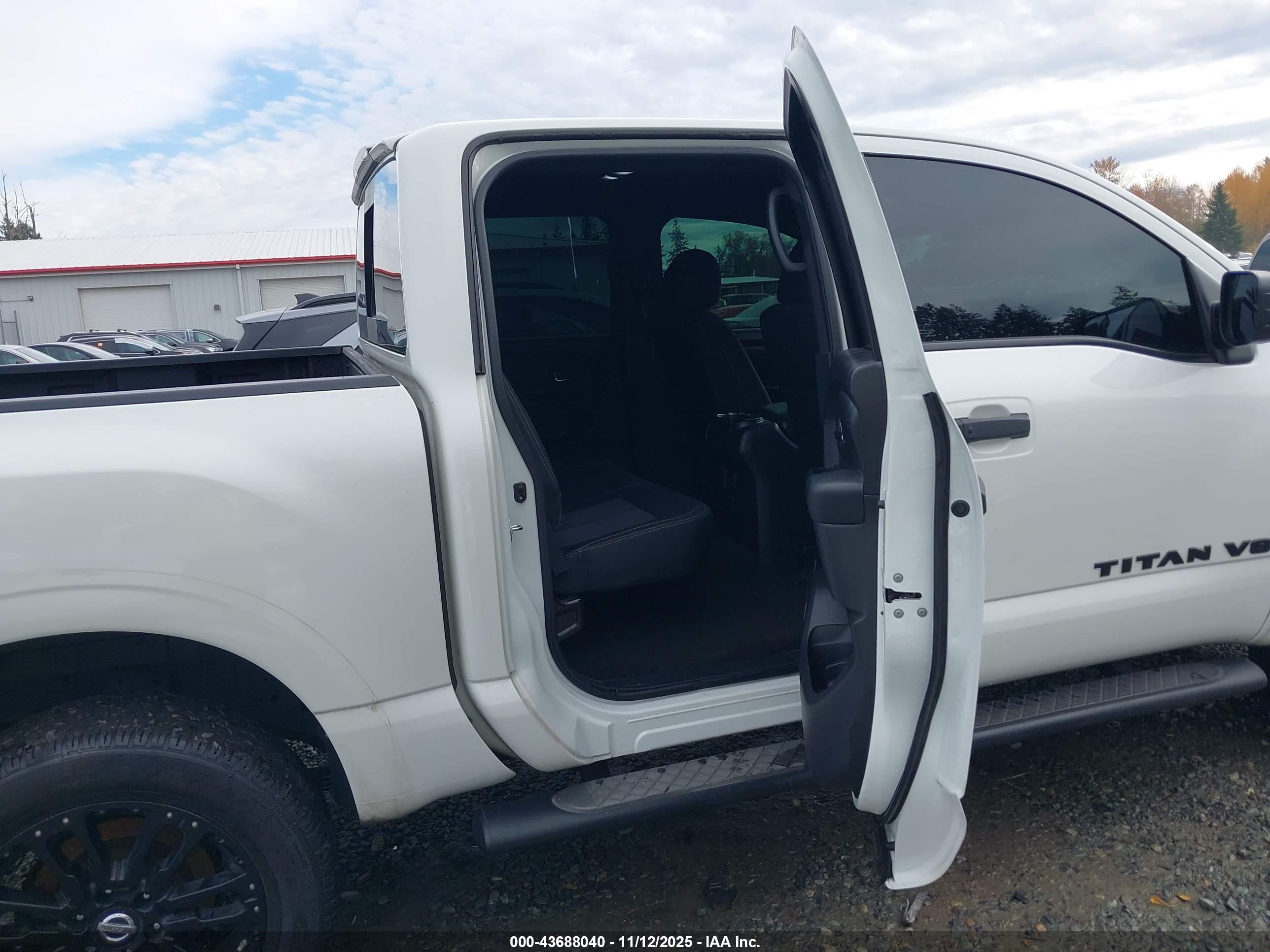NISSAN TITAN image 8