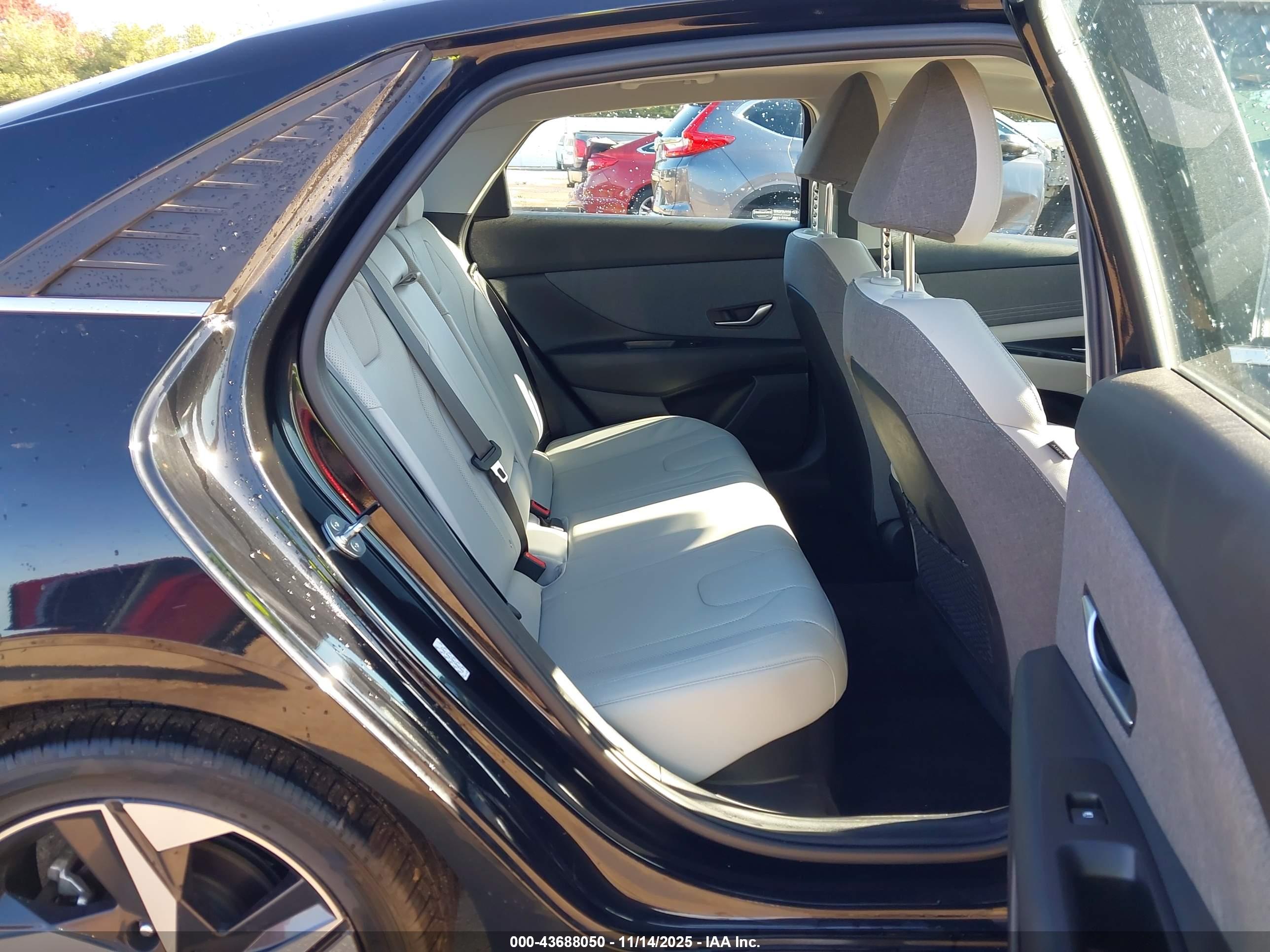 HYUNDAI ELANTRA image 8
