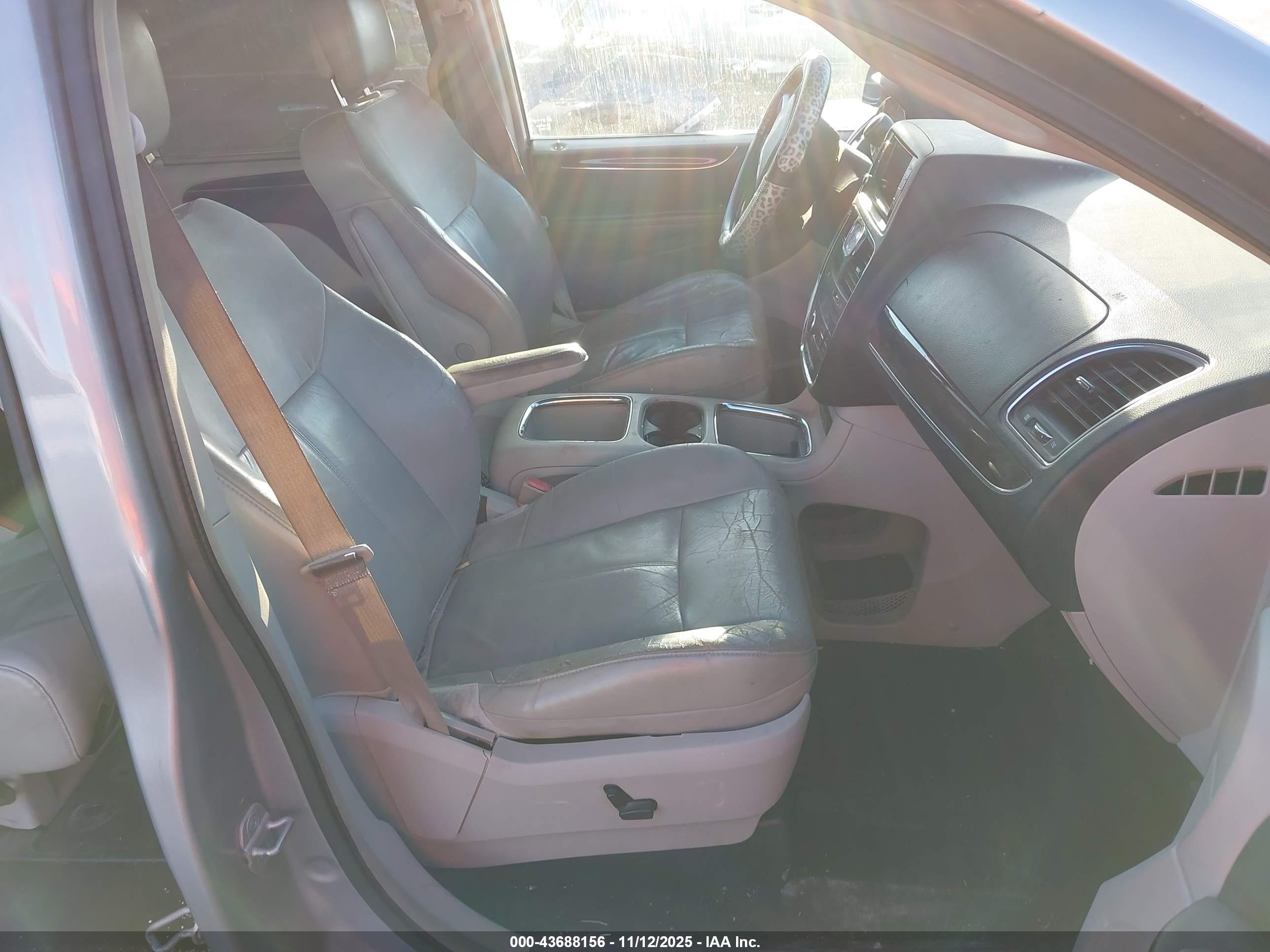 CHRYSLER TOWN image 5
