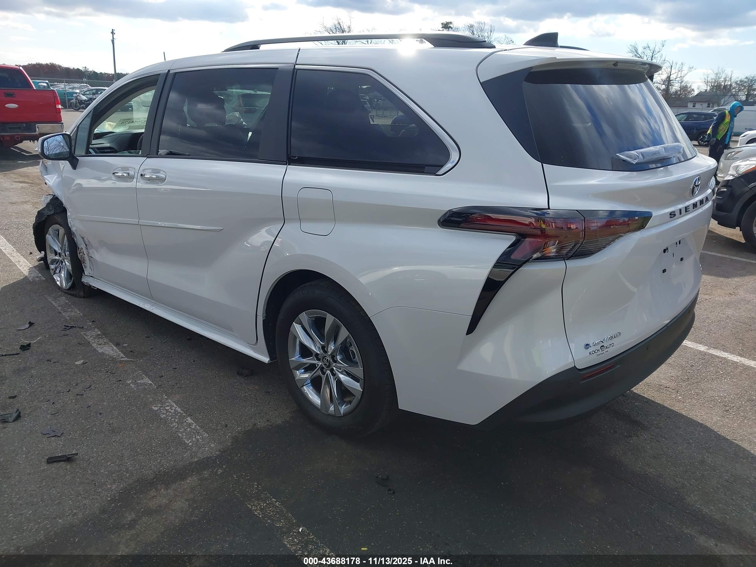 TOYOTA SIENNA image 3