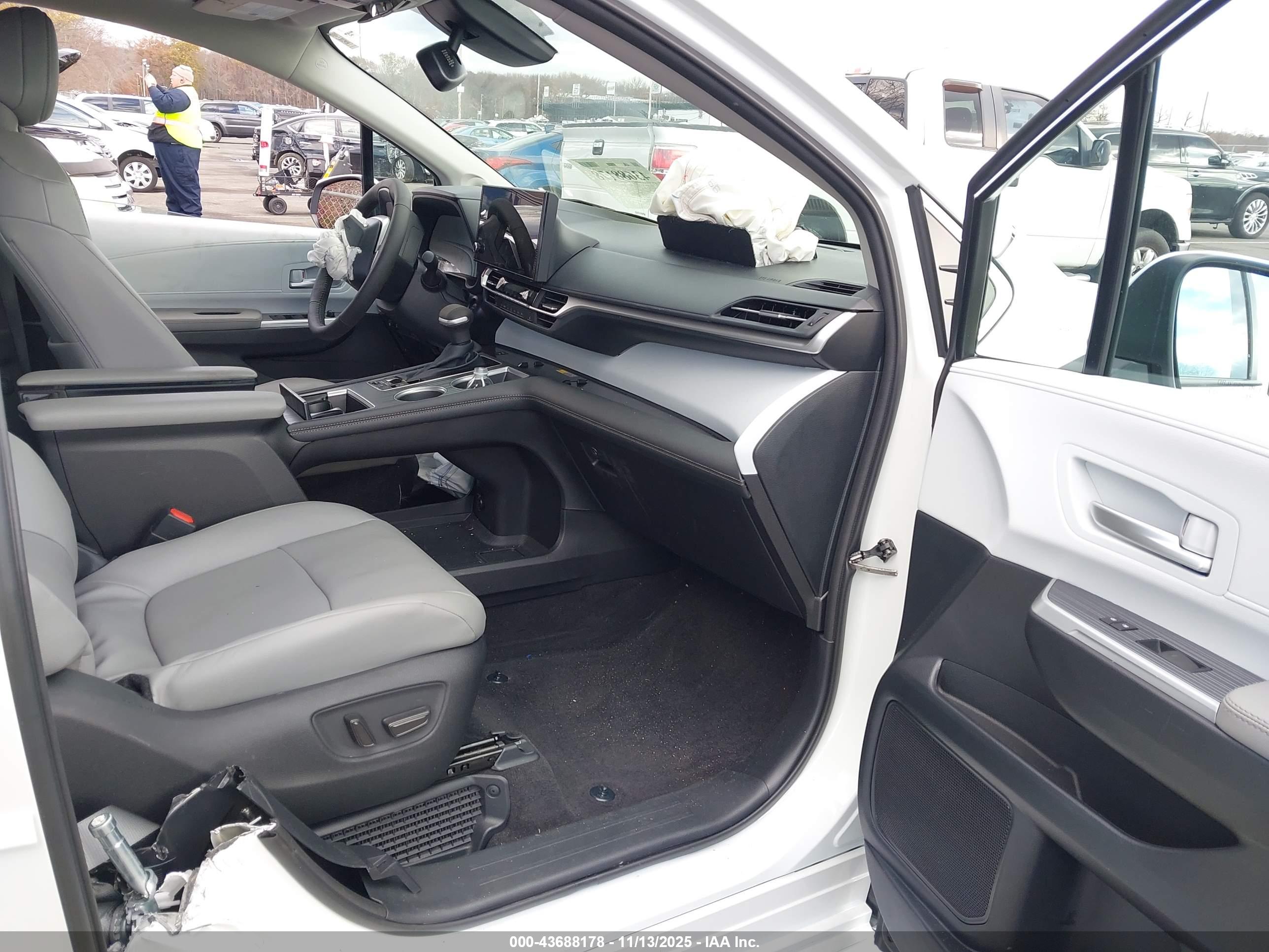 TOYOTA SIENNA image 5