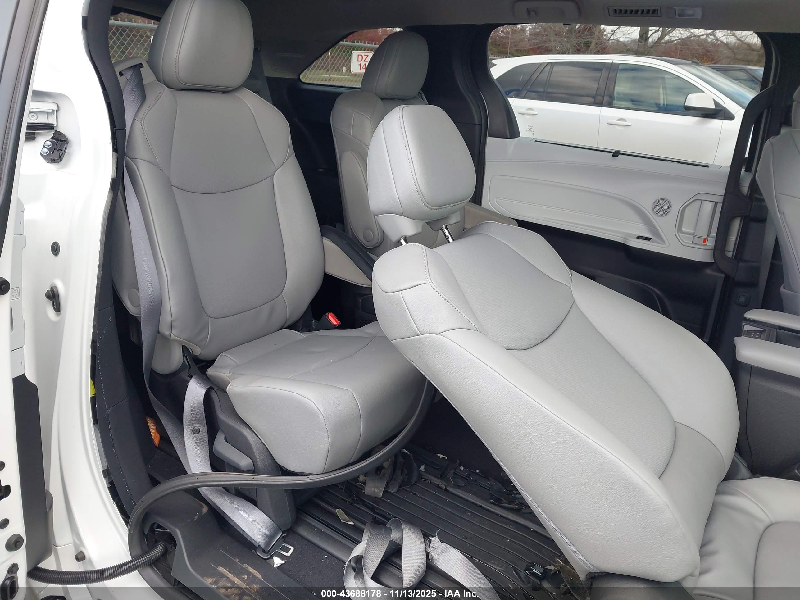 TOYOTA SIENNA image 8