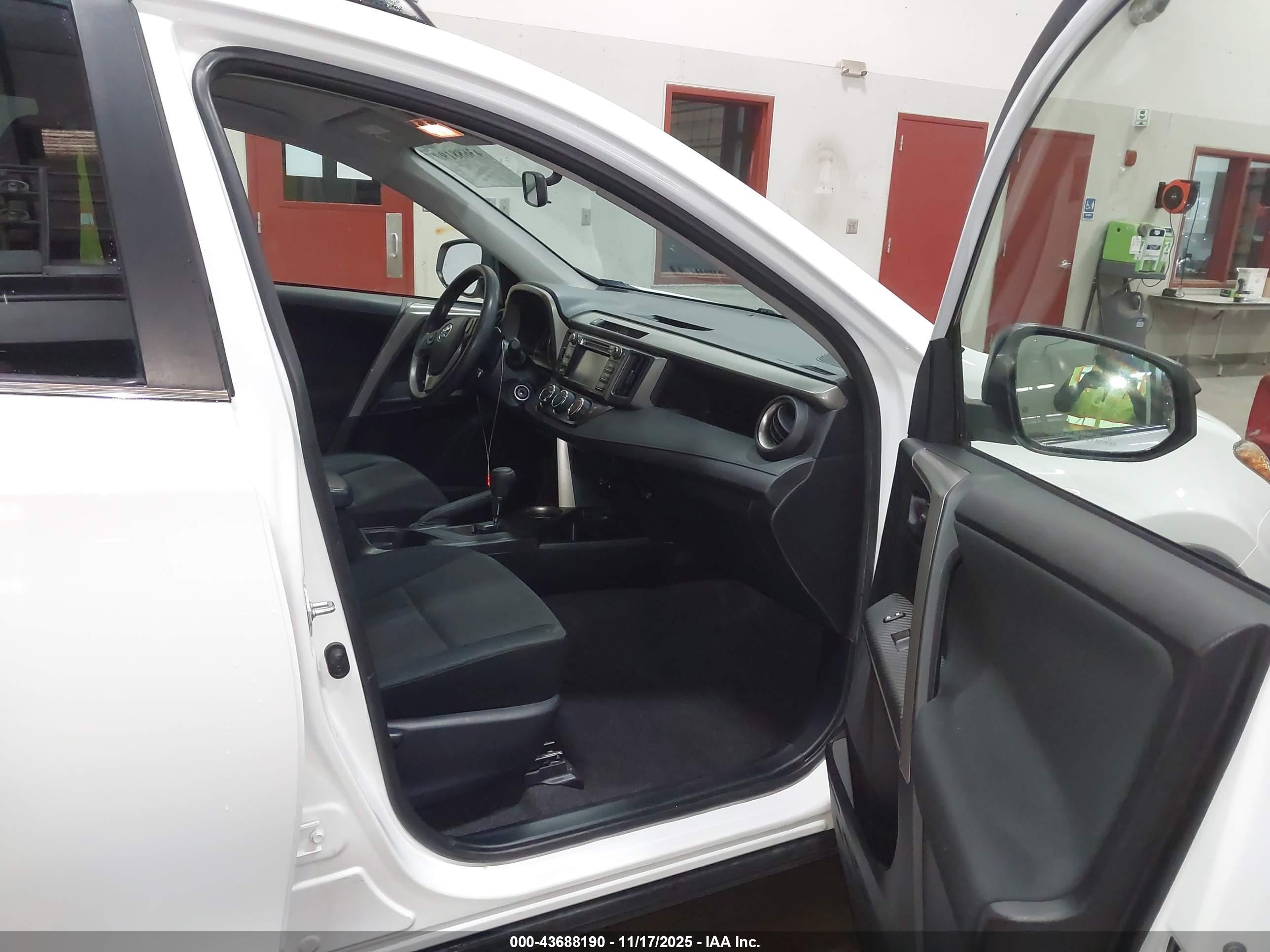 TOYOTA RAV4 image 5