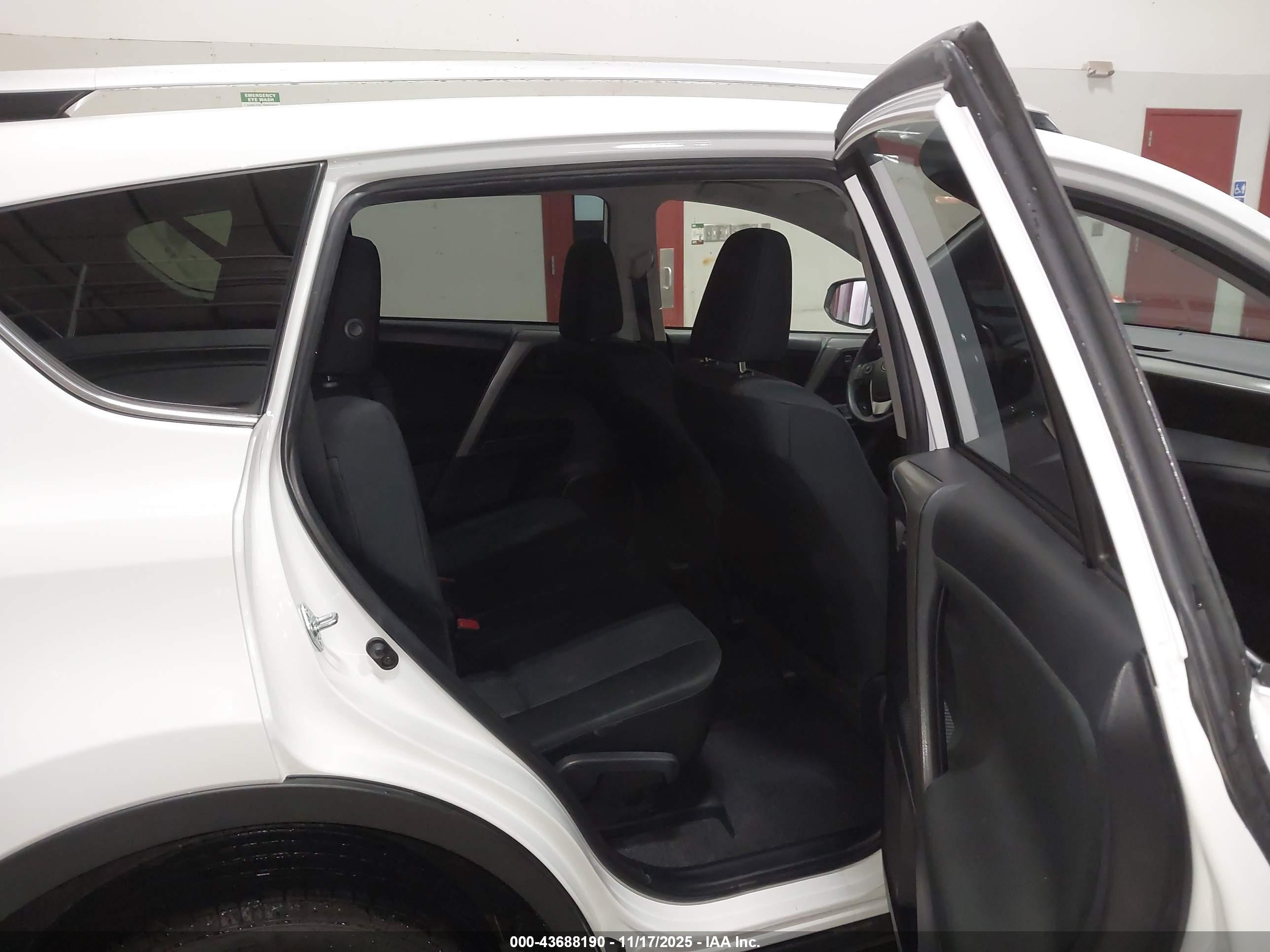 TOYOTA RAV4 image 8
