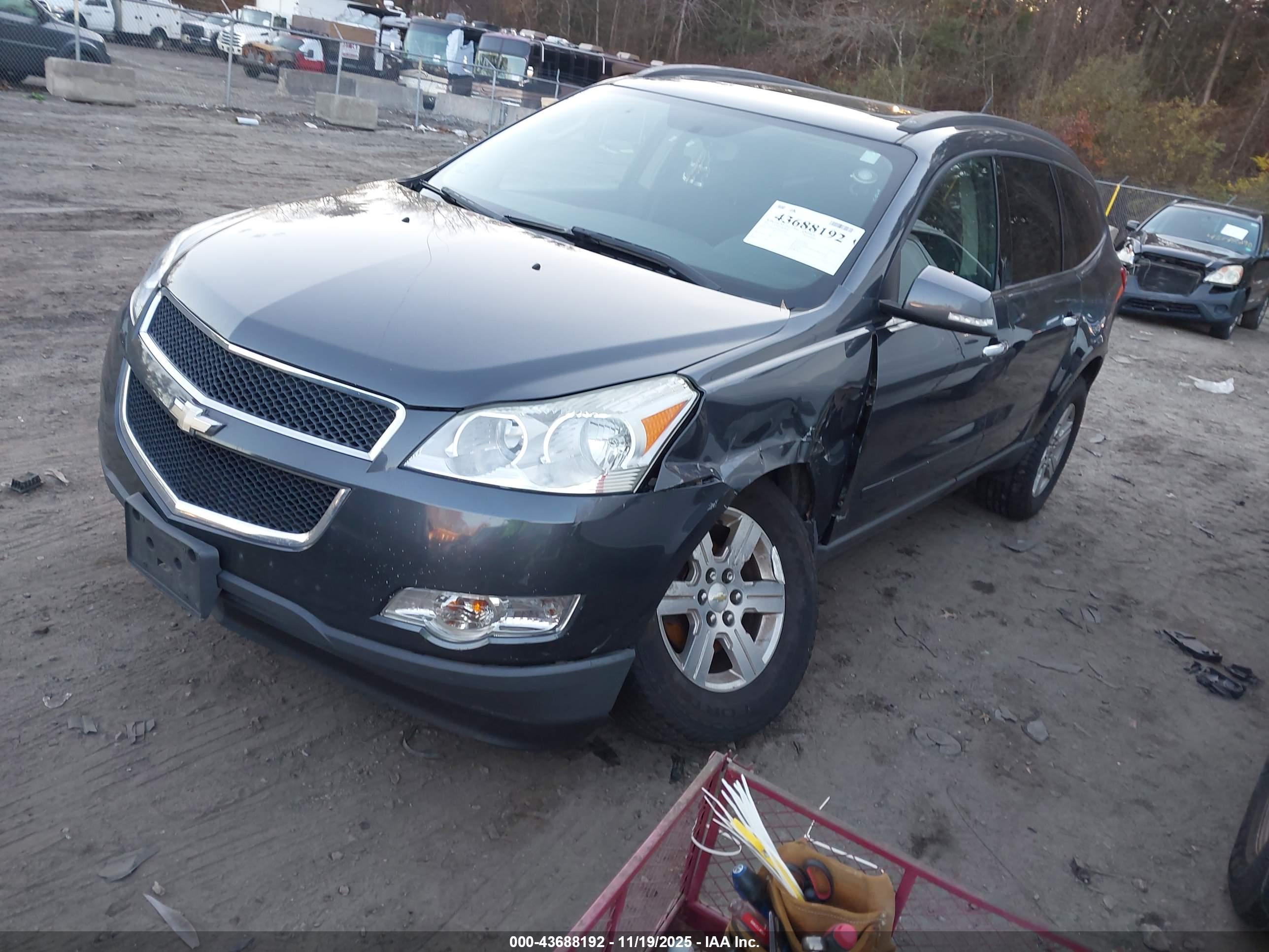 CHEVROLET TRAVERSE image 2