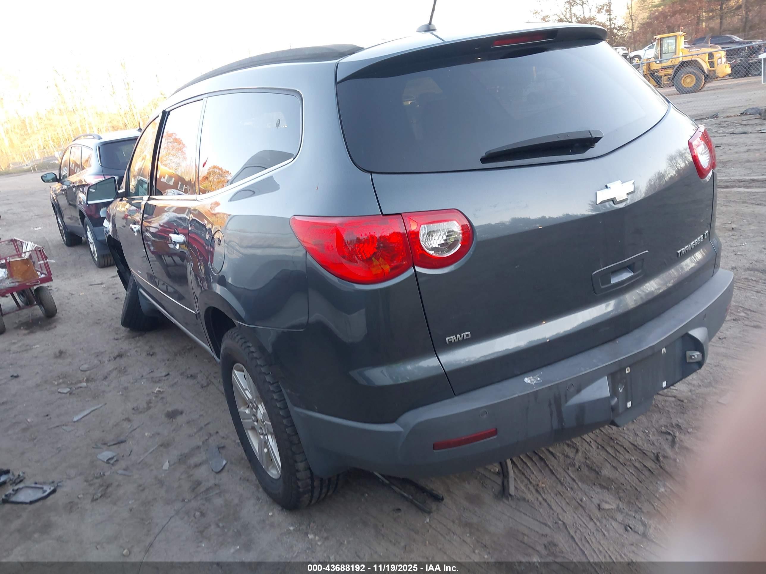 CHEVROLET TRAVERSE image 3