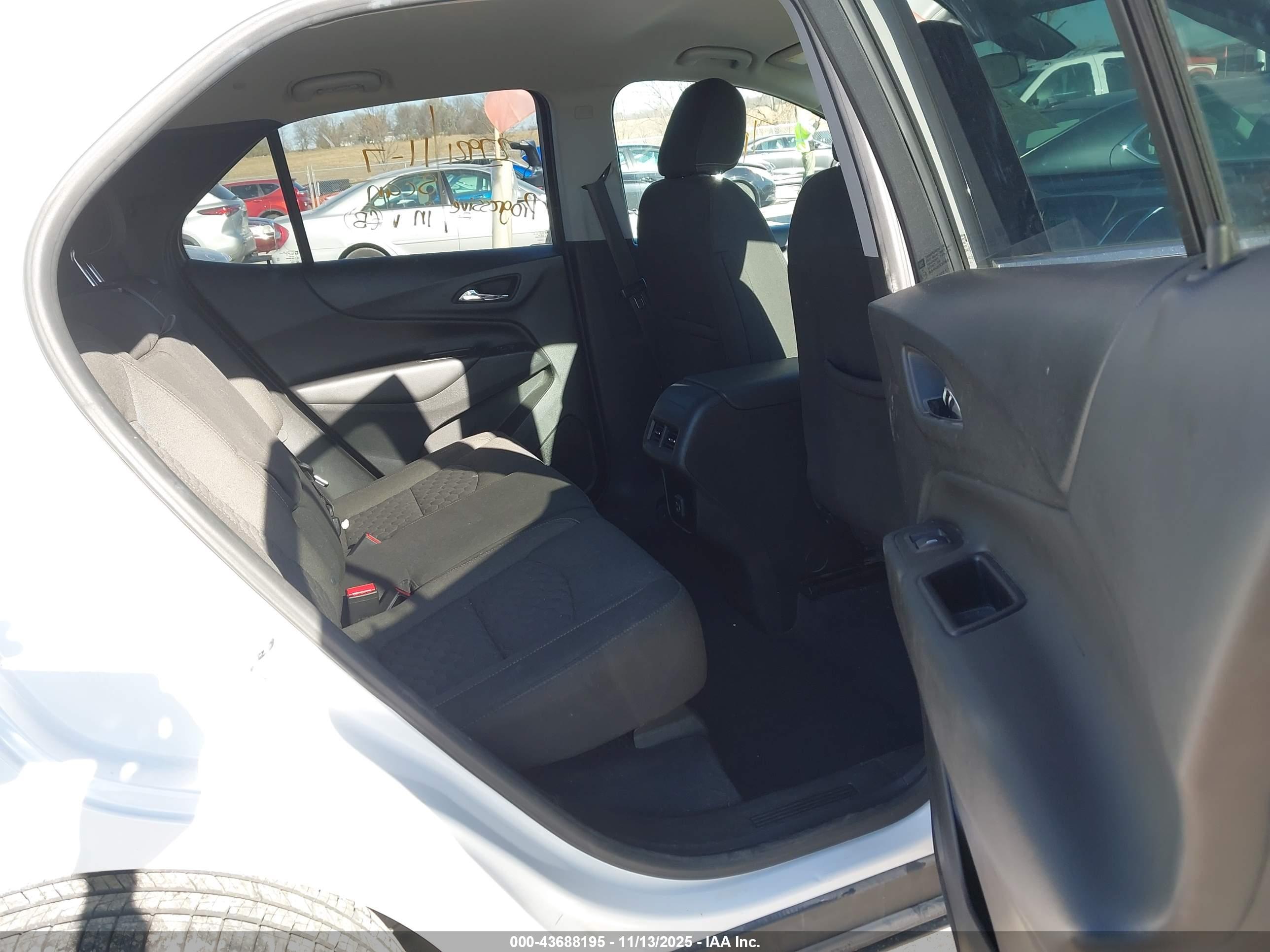 CHEVROLET EQUINOX image 8