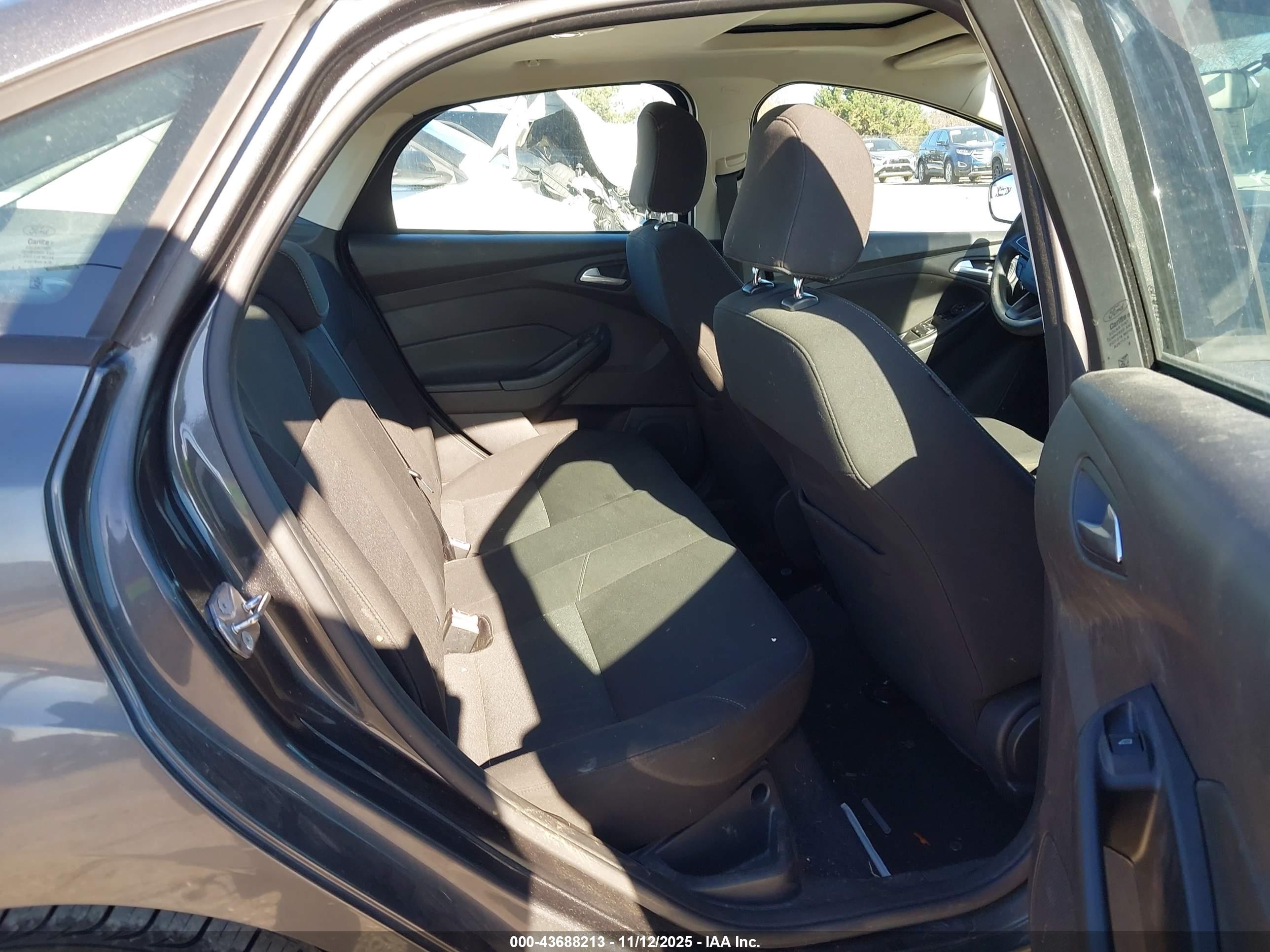 FORD FOCUS image 8