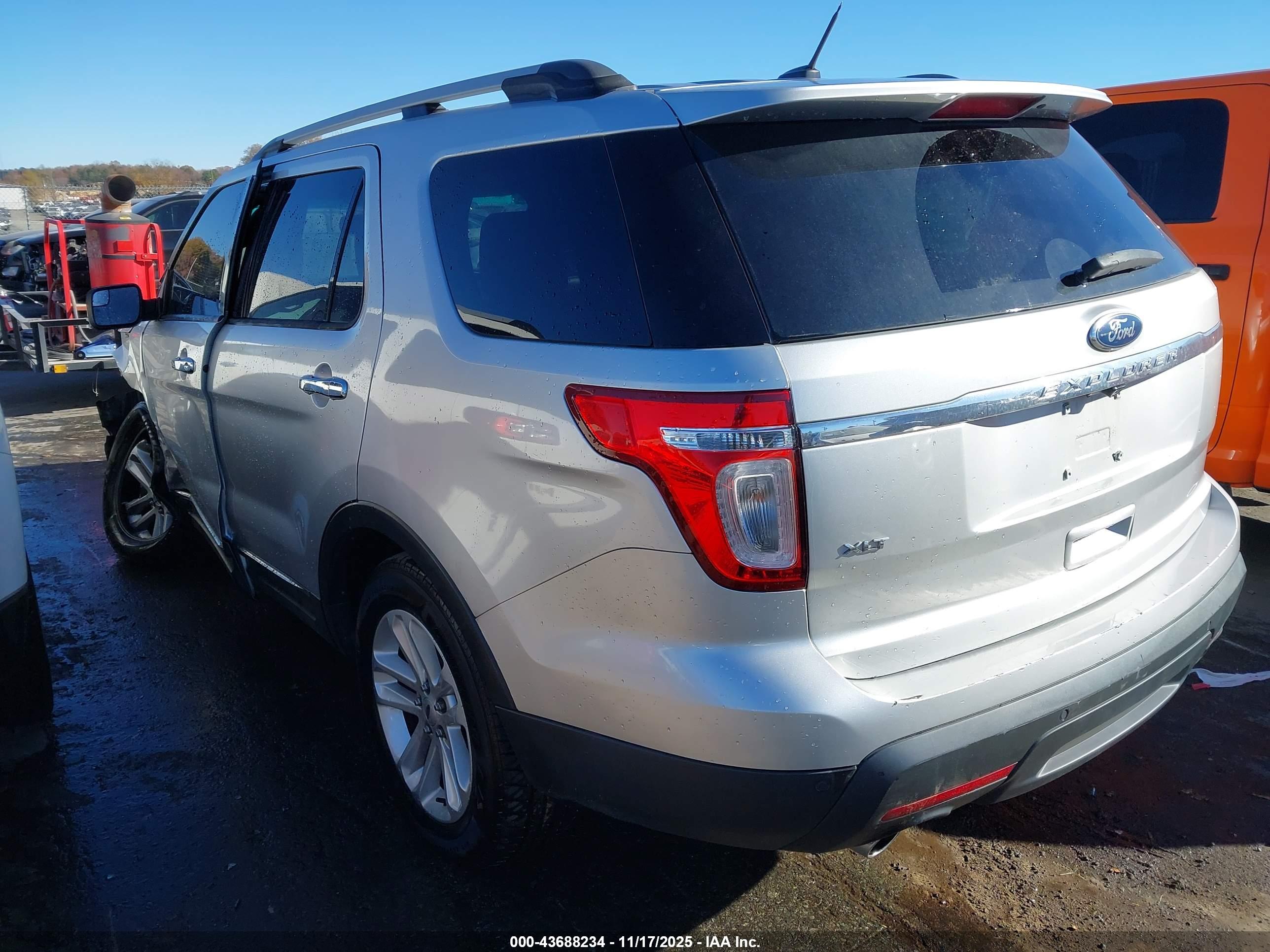 FORD EXPLORER image 3