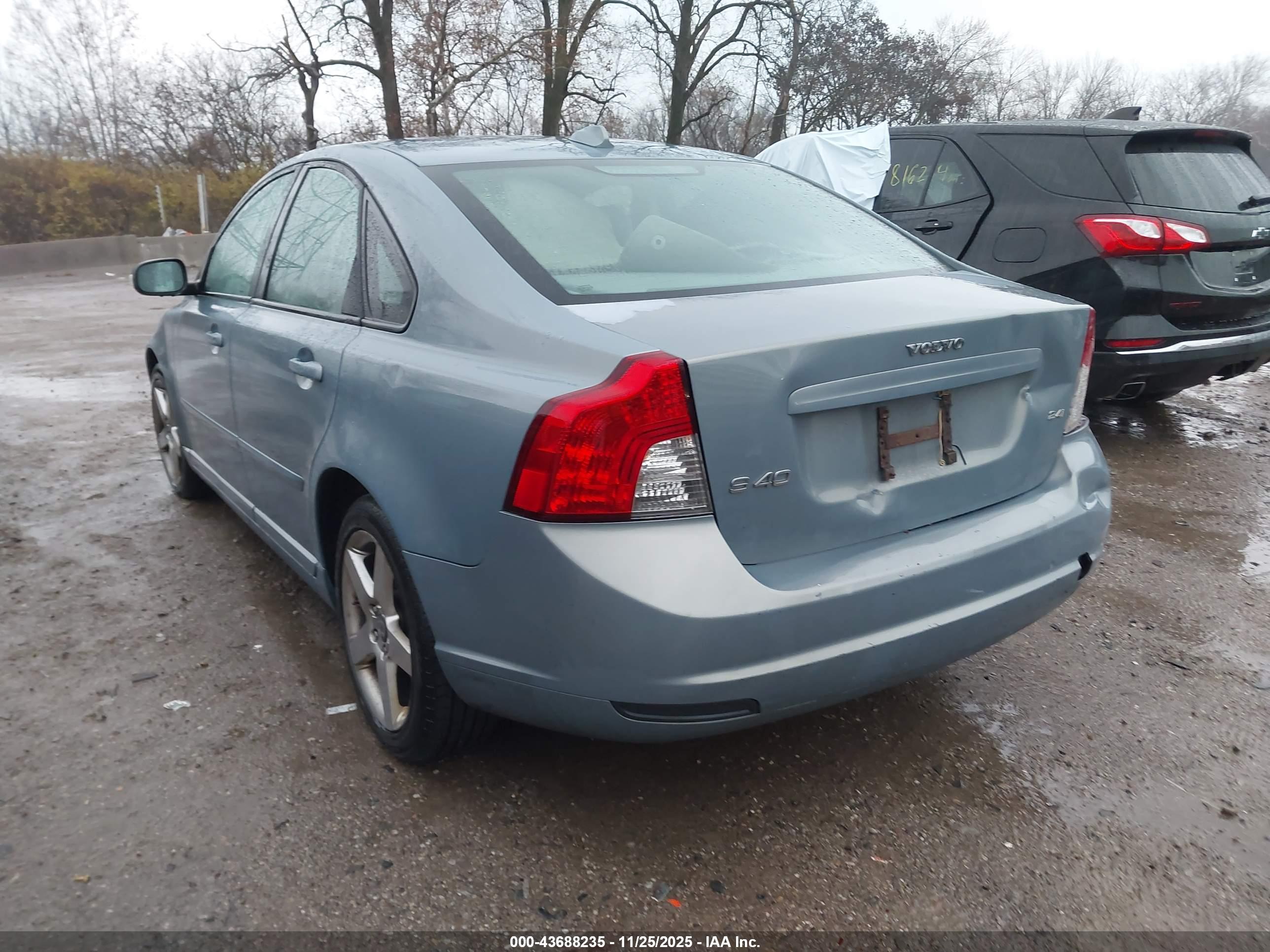 VOLVO S40 image 3