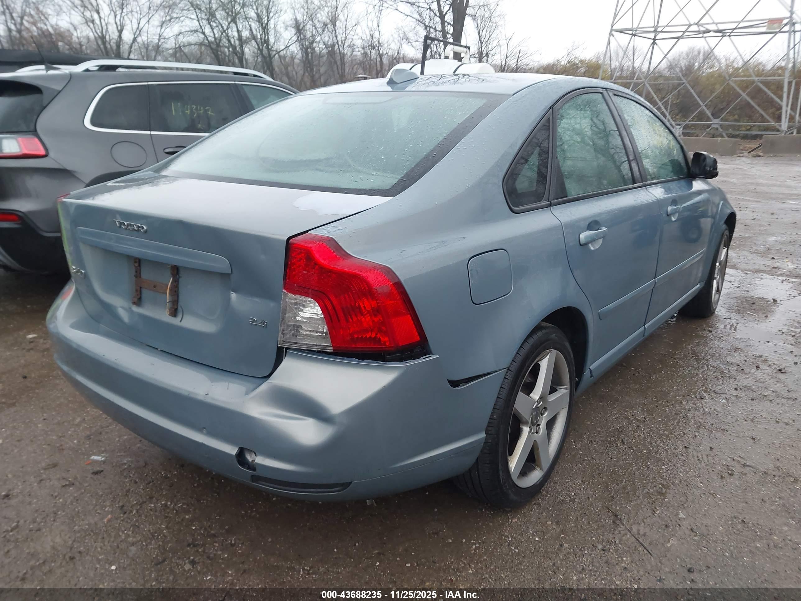 VOLVO S40 image 4
