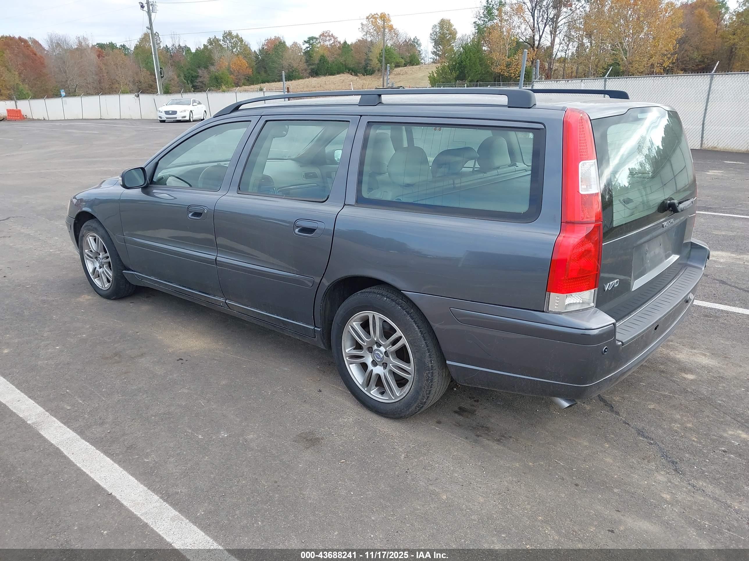 VOLVO V70 image 3