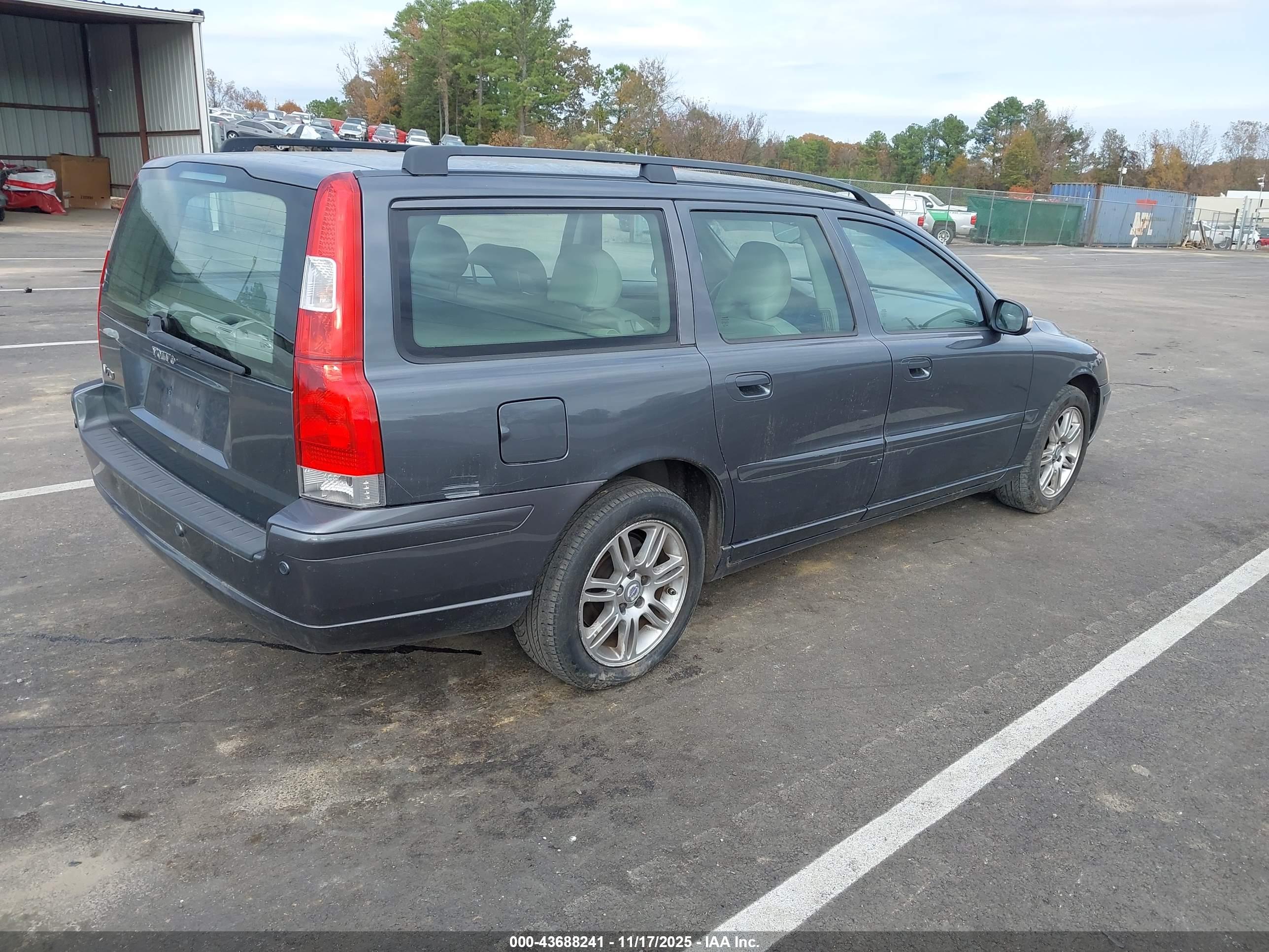 VOLVO V70 image 4