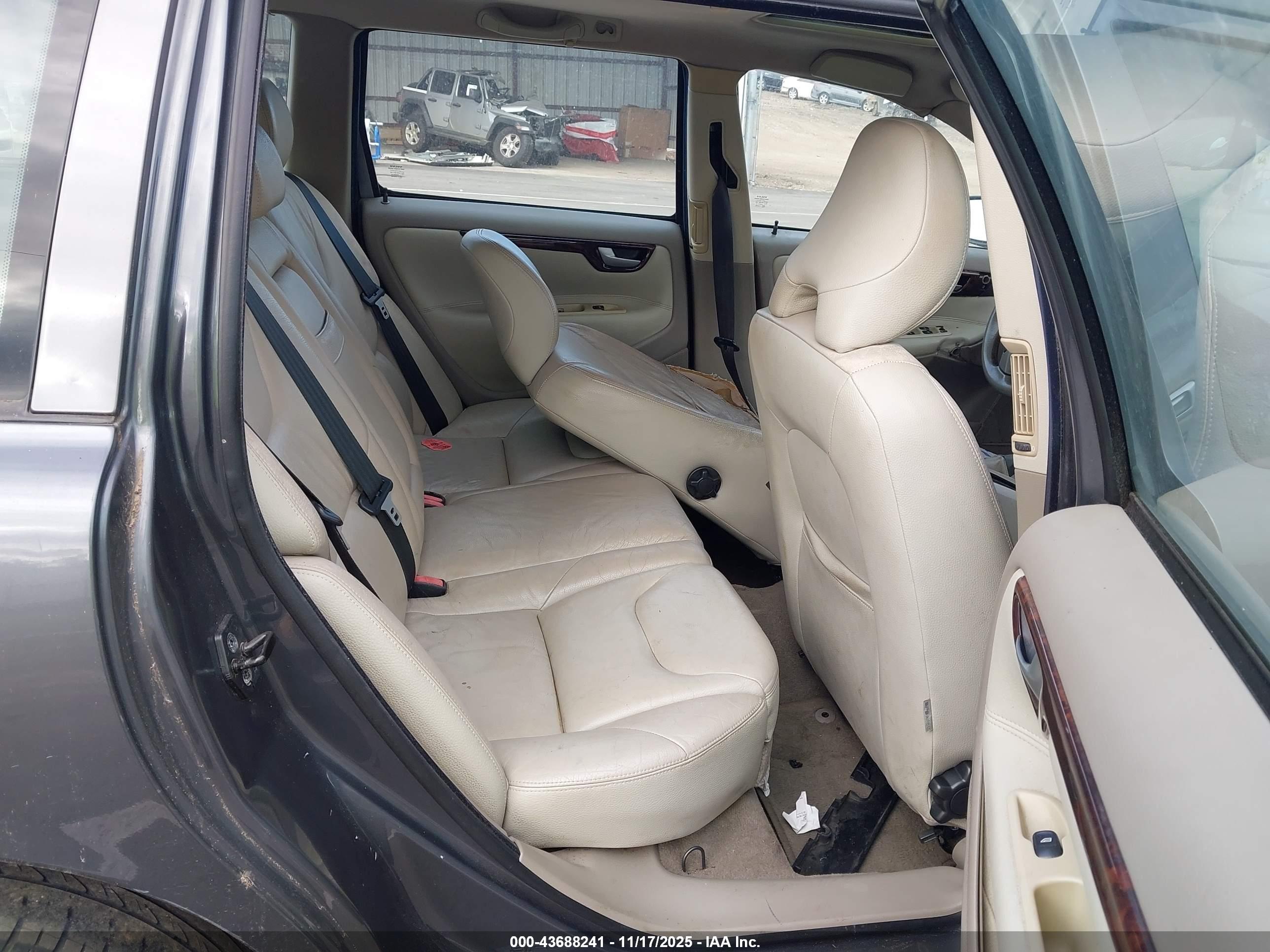 VOLVO V70 image 8