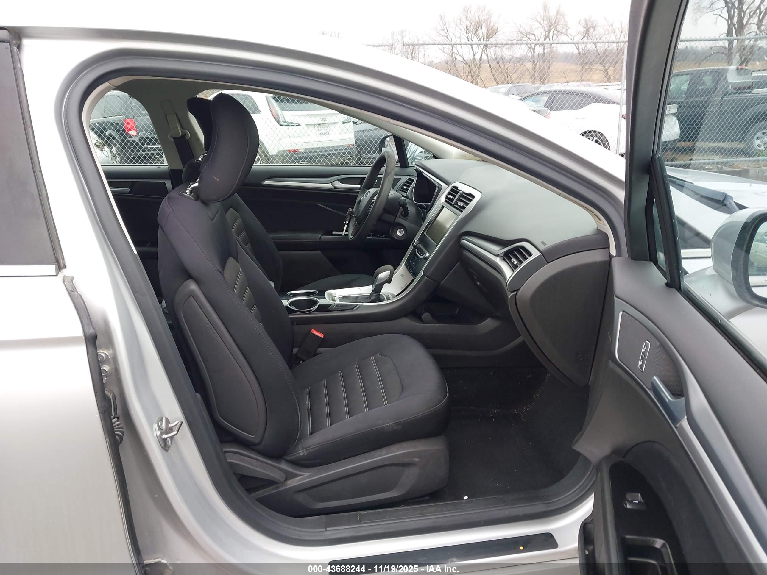 FORD FUSION image 5