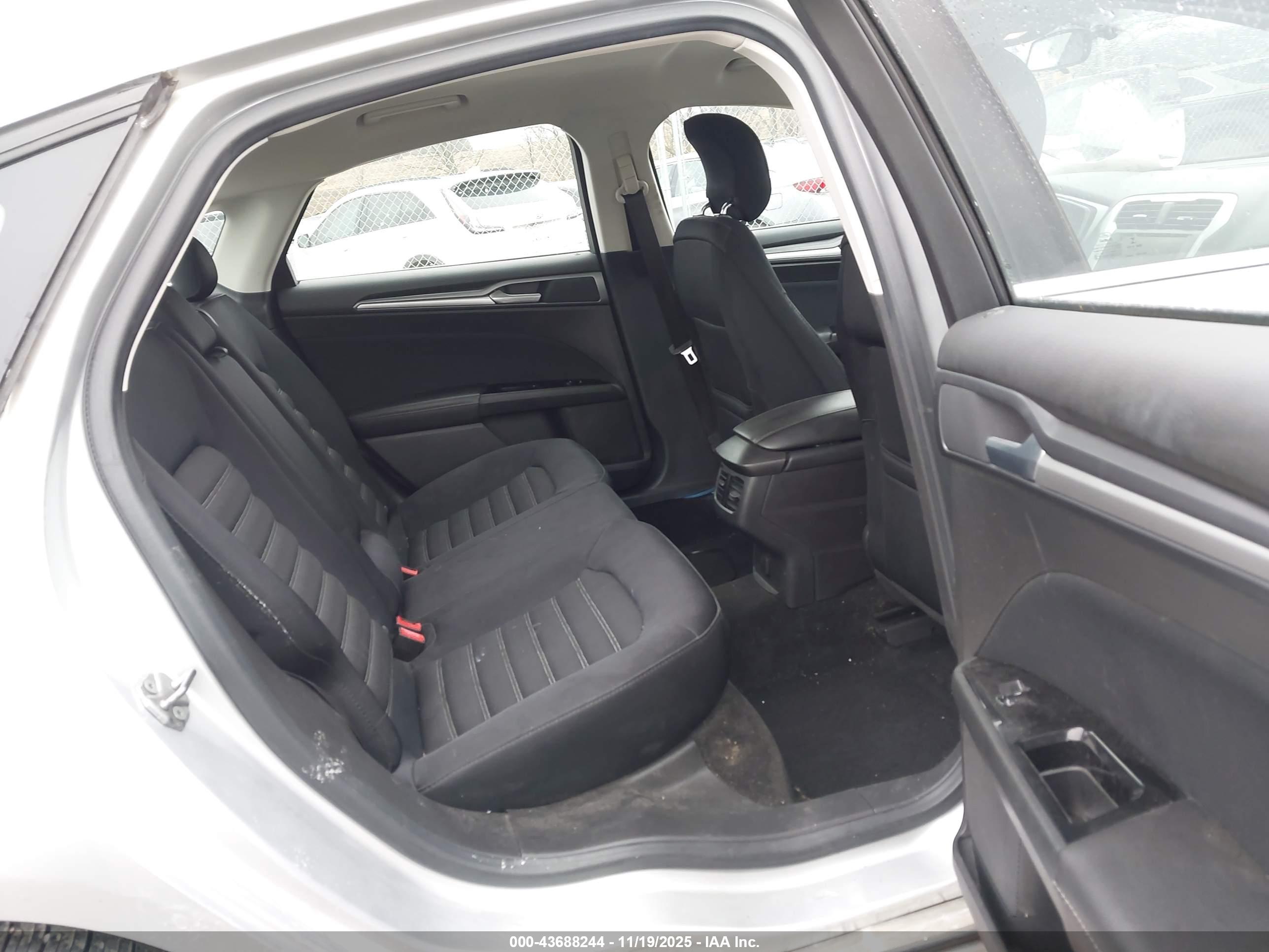 FORD FUSION image 8