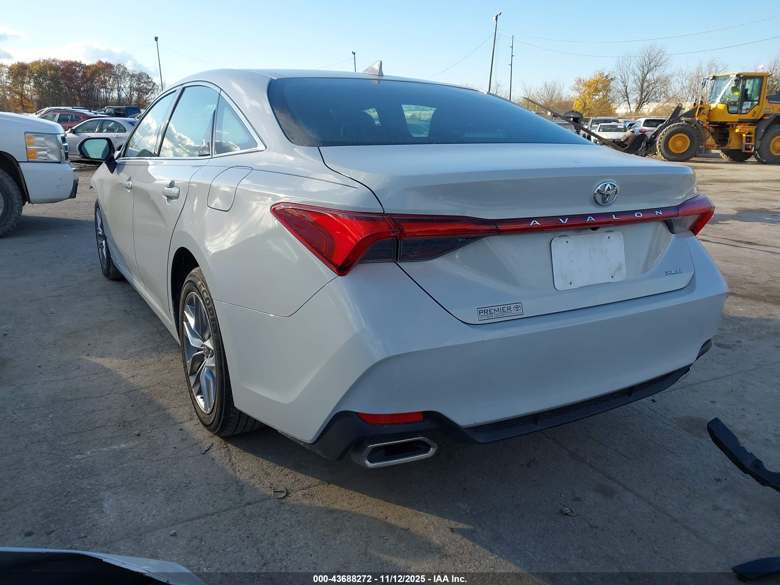 TOYOTA AVALON image 3