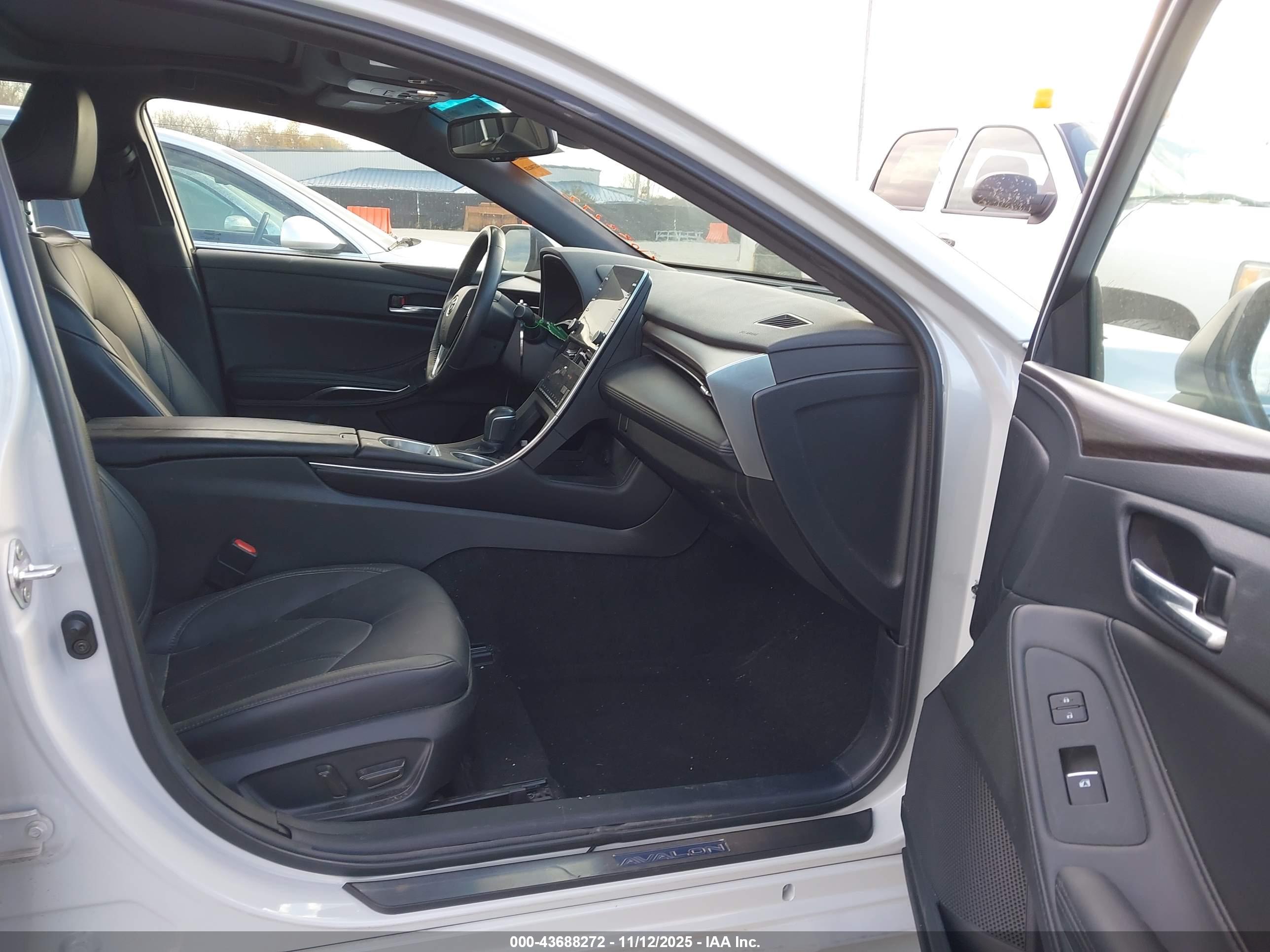 TOYOTA AVALON image 5